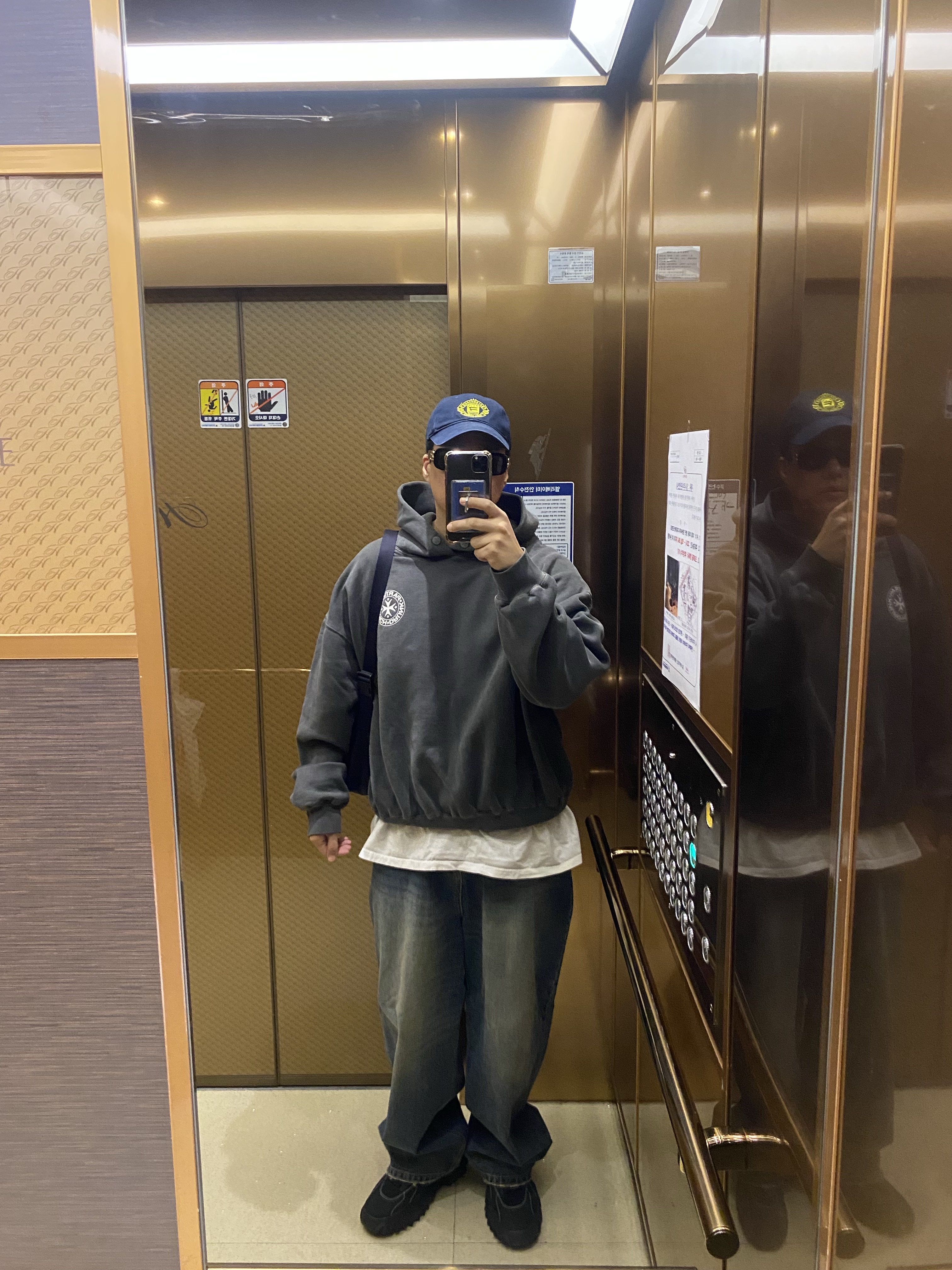 Balenciaga Quest Cap Navy, Oakley Factory Team x Brain Dead Chop Saw Black 착용 스타일