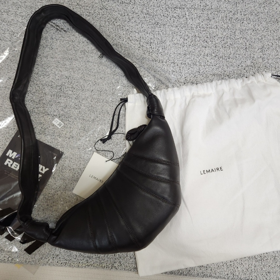Lemaire Small Croissant Bag Soft Nappa Leather Dark Chocolate 착용 스타일