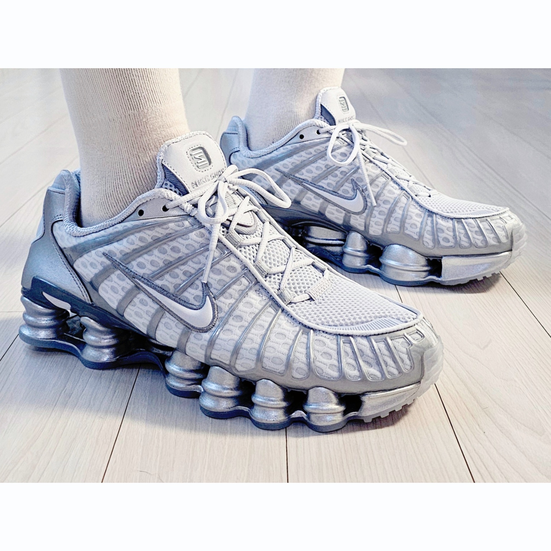 (W) Nike Shox TL Pure Platinum and Metallic Silver 착용 스타일 - 2