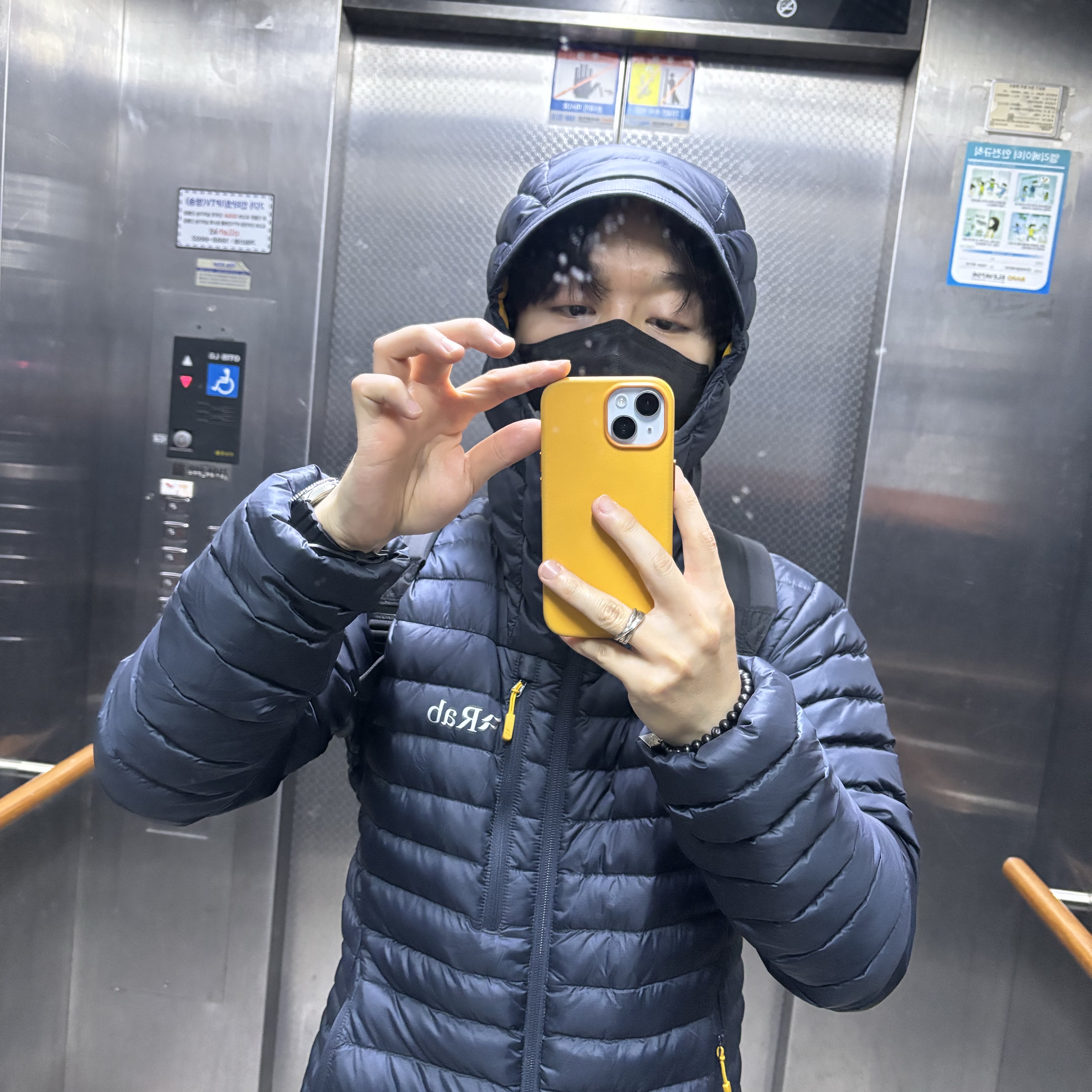 Rab Microlight Alpine Jacket Beluga 착용 스타일 - 1