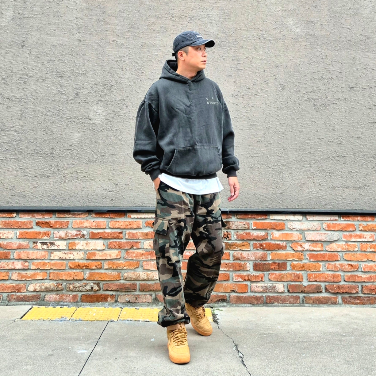 Nike Air Force 1 High Wheat 2015, IAB Studio Pigment Hoodie Black 착용 스타일 - 1