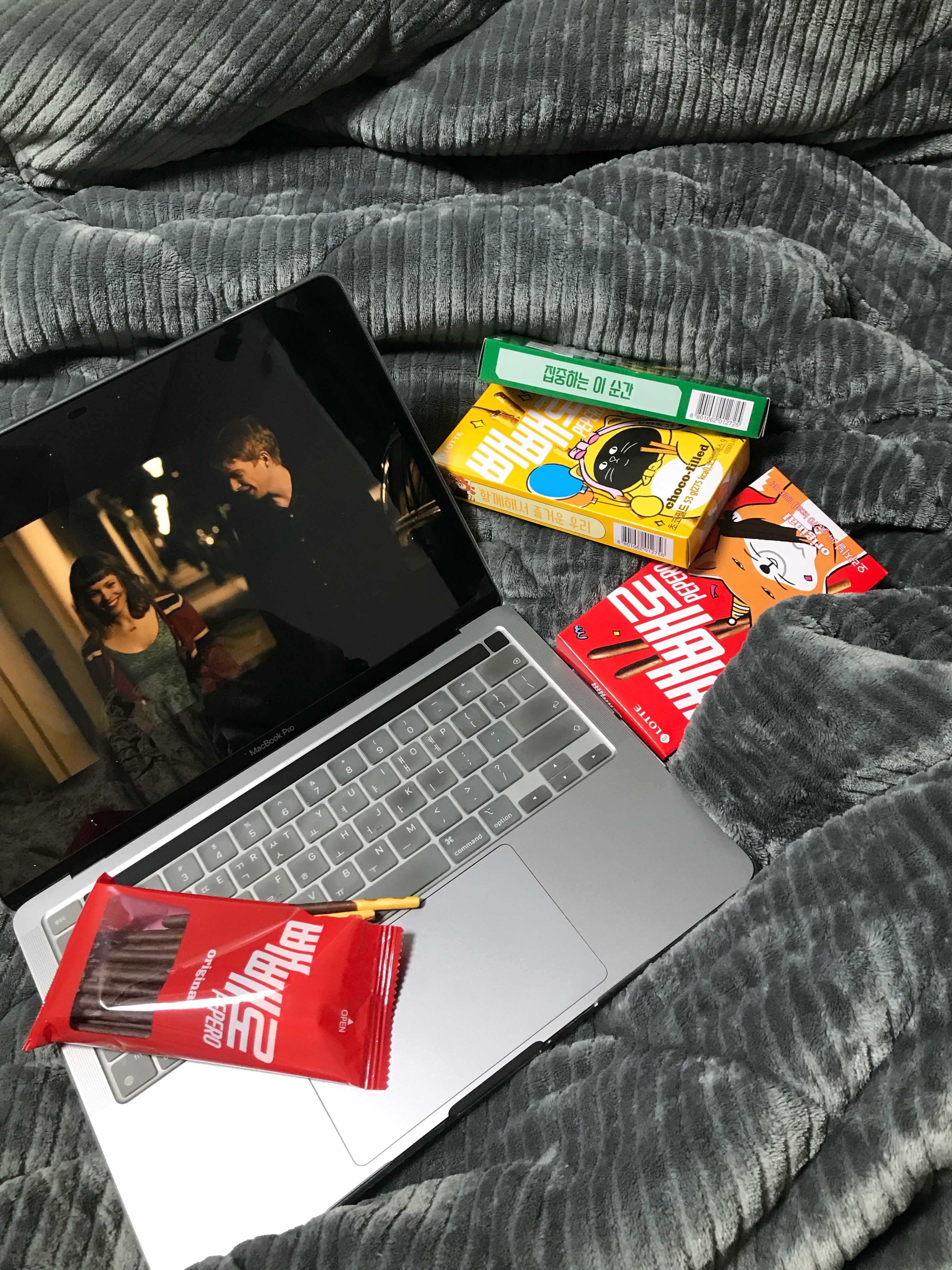 Acne Studios Wool Fringe Muffler Grey Melange, Apple 2020 MacBook Pro 13 M1 512GB SSD / 8GB RAM Silver (Korean Ver.) 착용 스타일 - 7