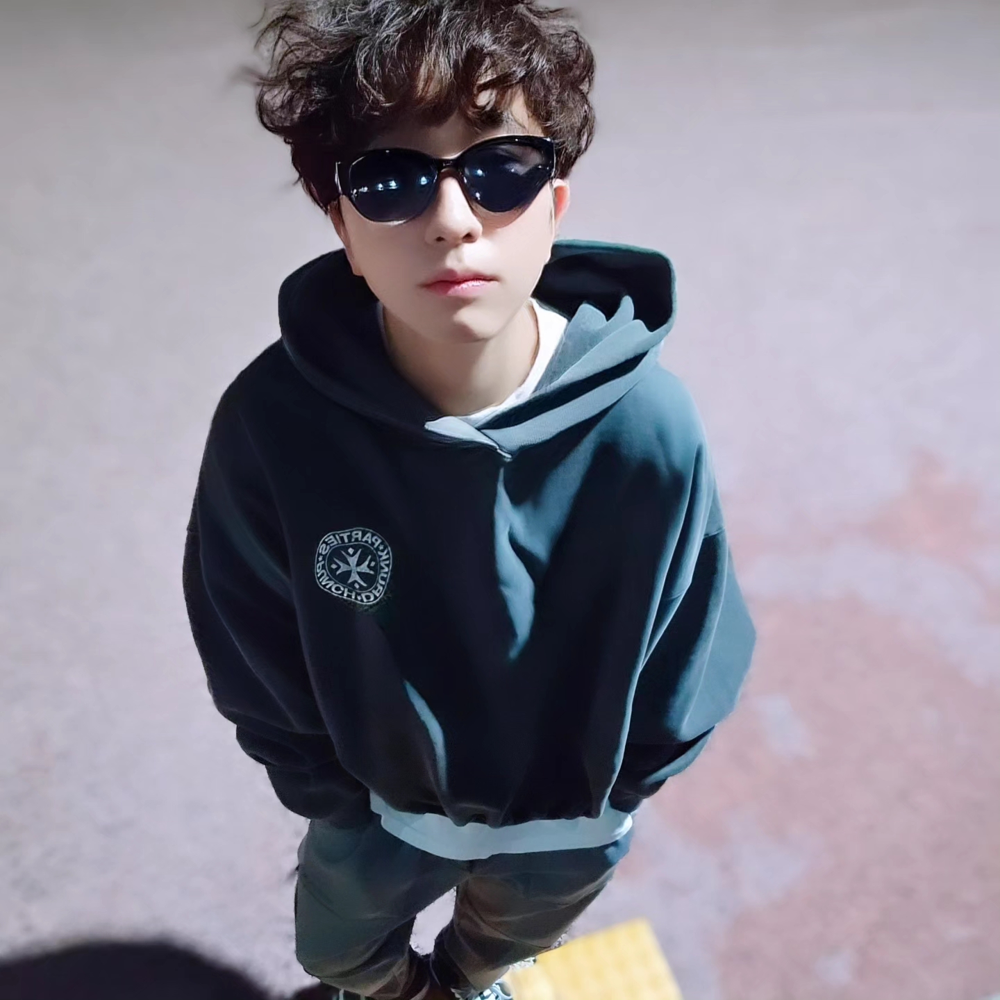 Punch Drunk Parties Circle Logo Garment Dyed Hoodie Charcoal, Nike x Stussy Air Force 1 '07 Mid SP Black 착용 스타일 - 8
