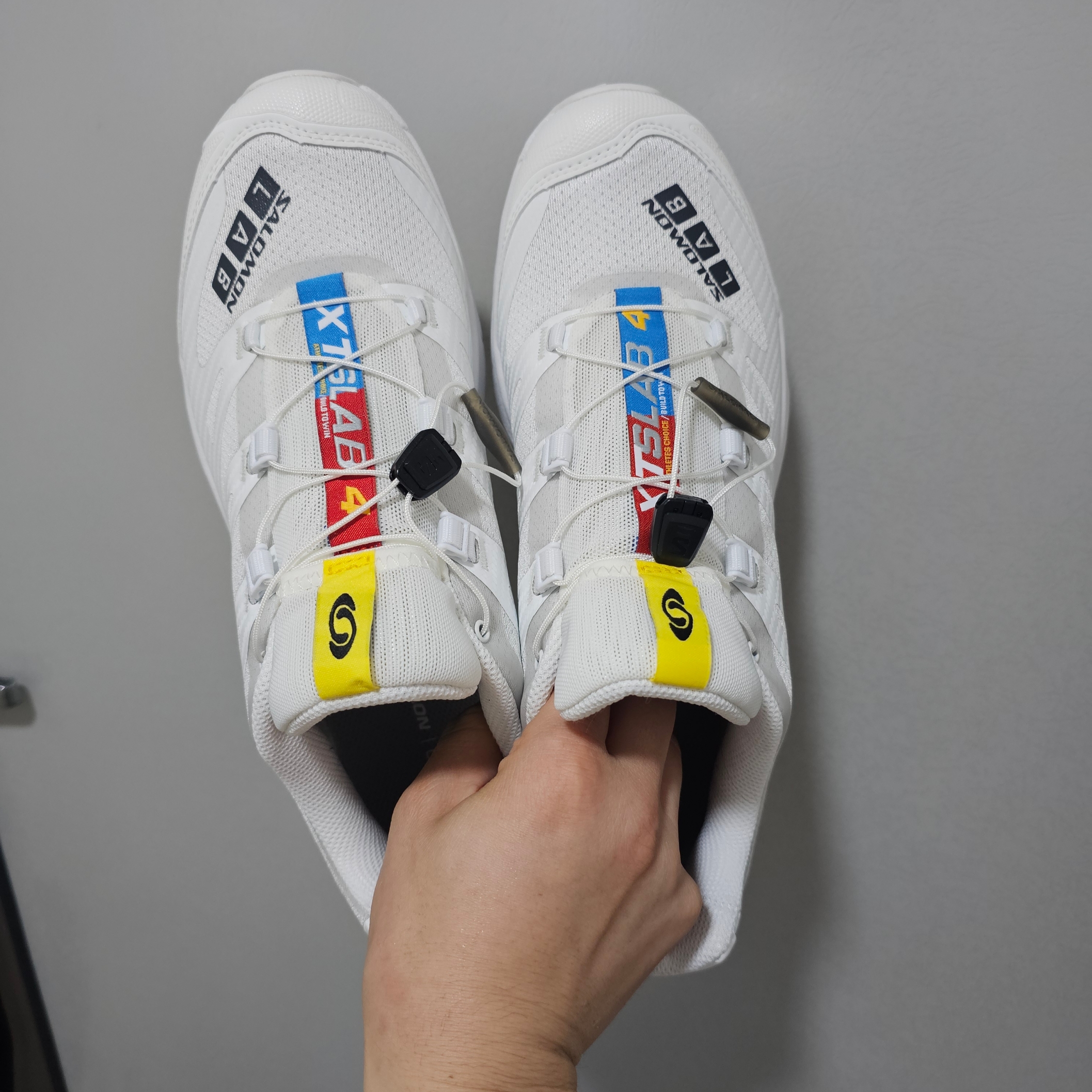 Salomon XT-4 White Lunar Rock 착용 스타일 - 2