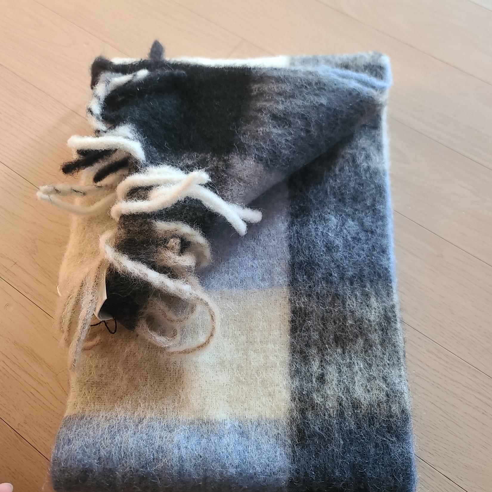 Acne Studios Mohair Check Muffler Blue Beige Black 착용 스타일 - 2