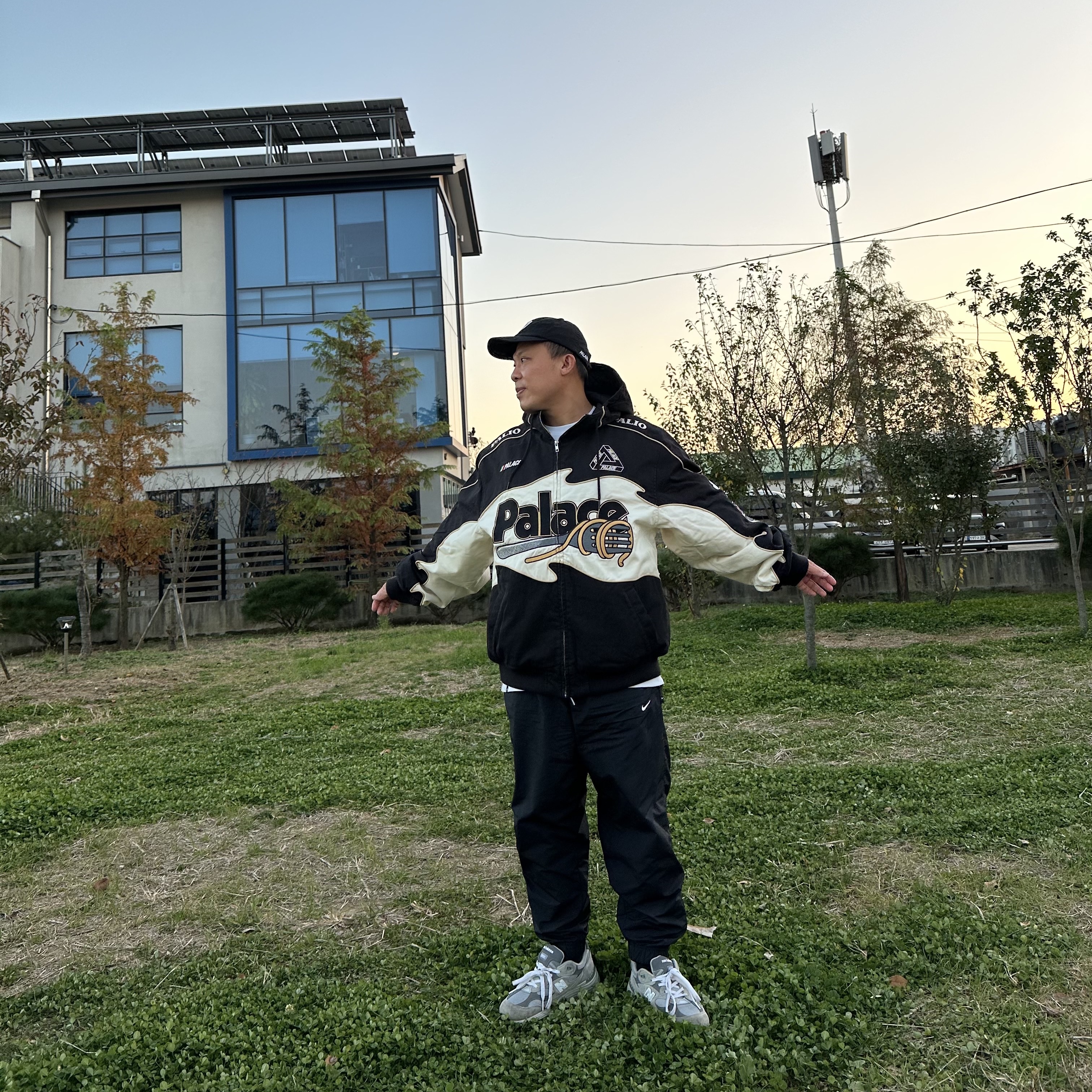 Palace Pasta Jacket Black - 24FW, New Balance 992 Made in USA Grey - D Standard 착용 스타일 - 3