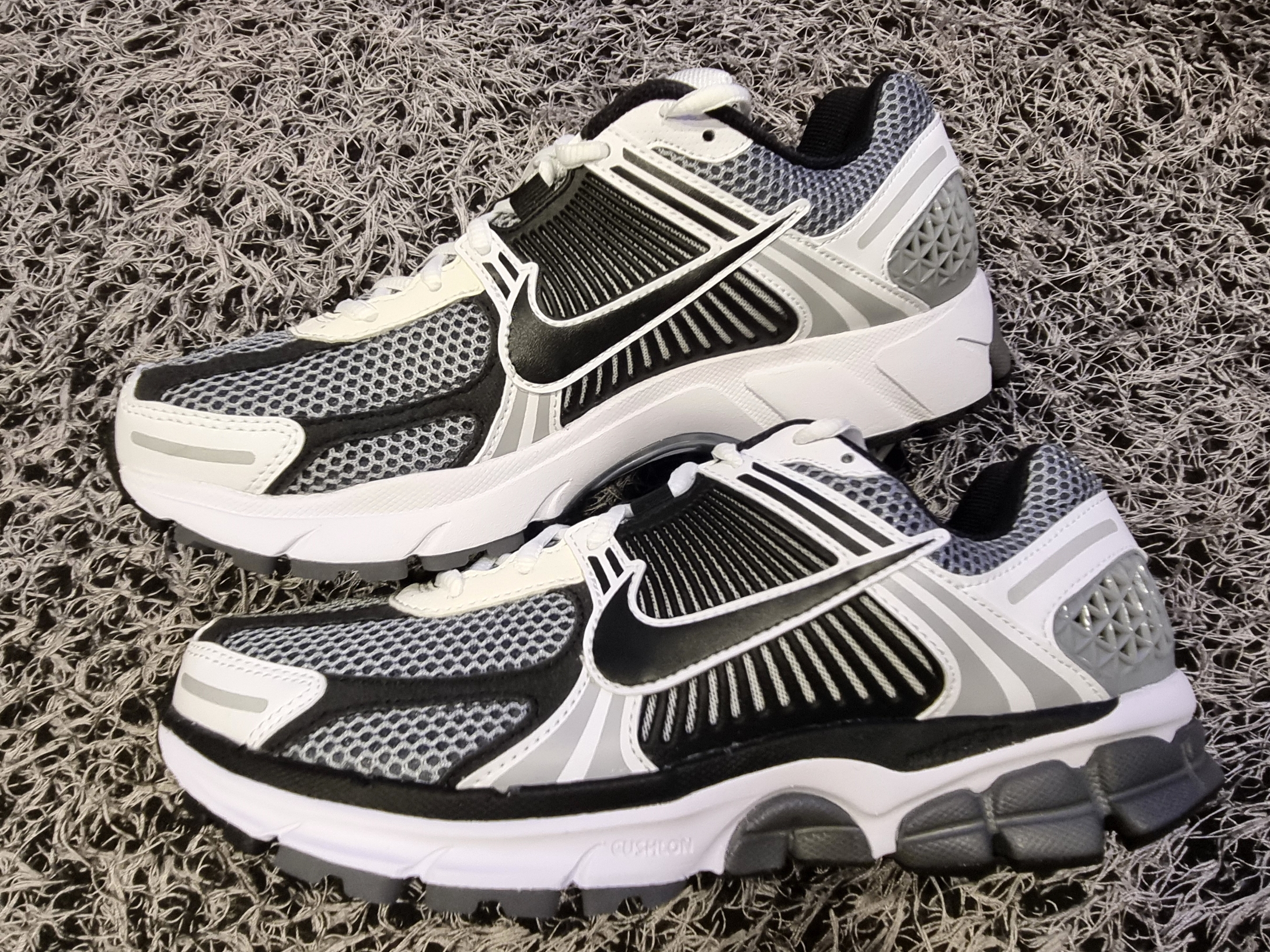 Nike Zoom Vomero 5 SE SP Dark Grey Black White 착용 스타일 - 3