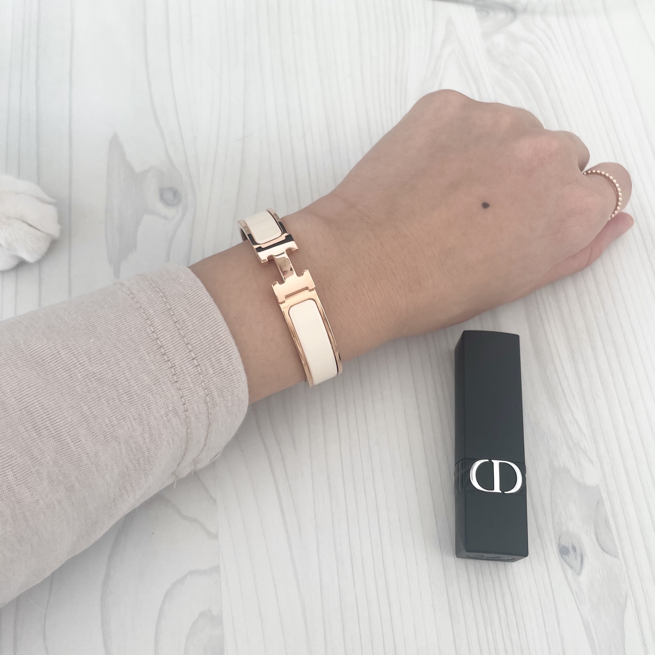 (W) Hermes Clic H Bracelet Rose Gold & Creme 착용 스타일 - 2