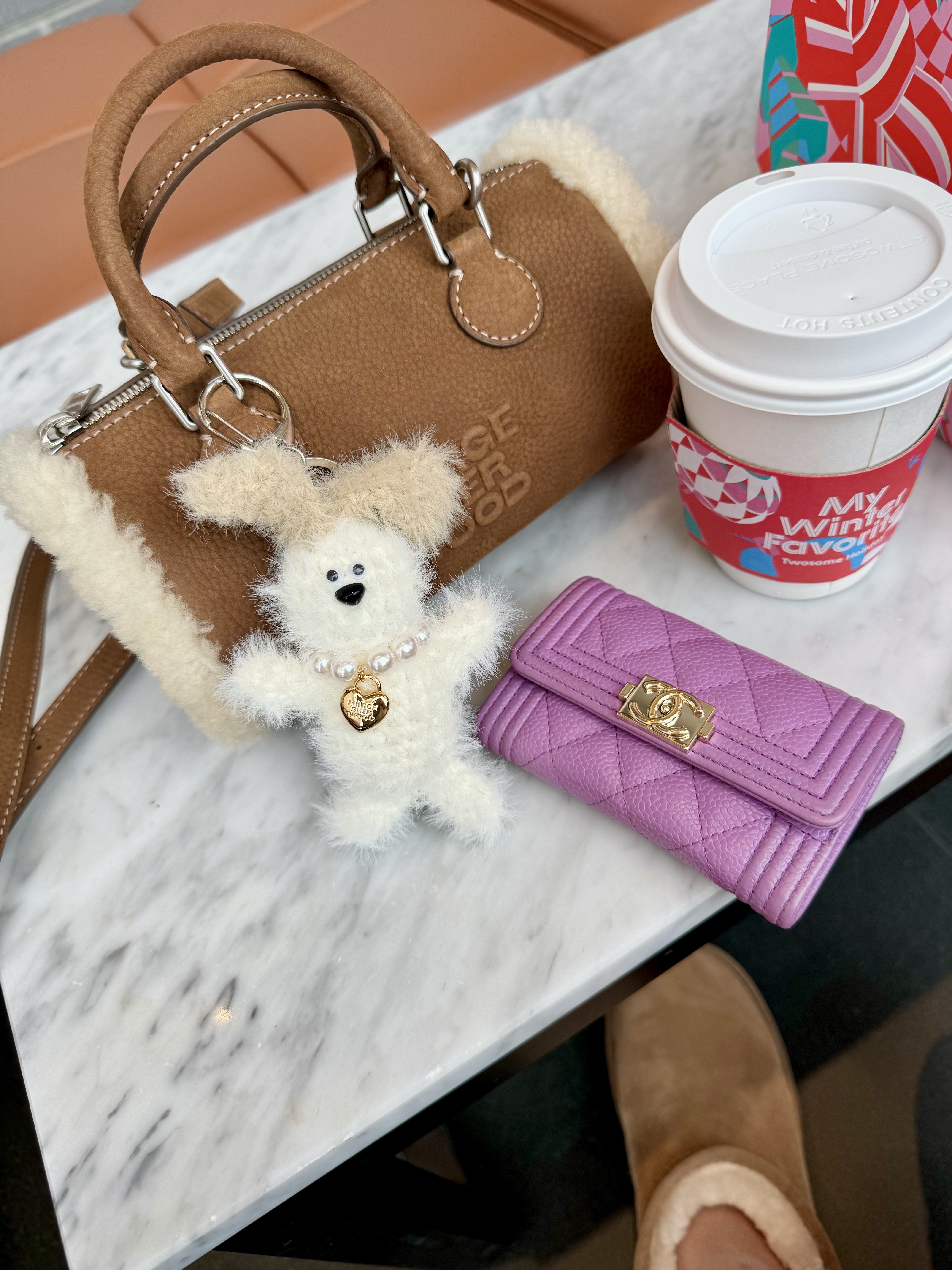 Margesherwood Soft Baguette Bag Chestnut Nubuck, Margesherwood Wood Baby Keyring White 착용 스타일 - 4