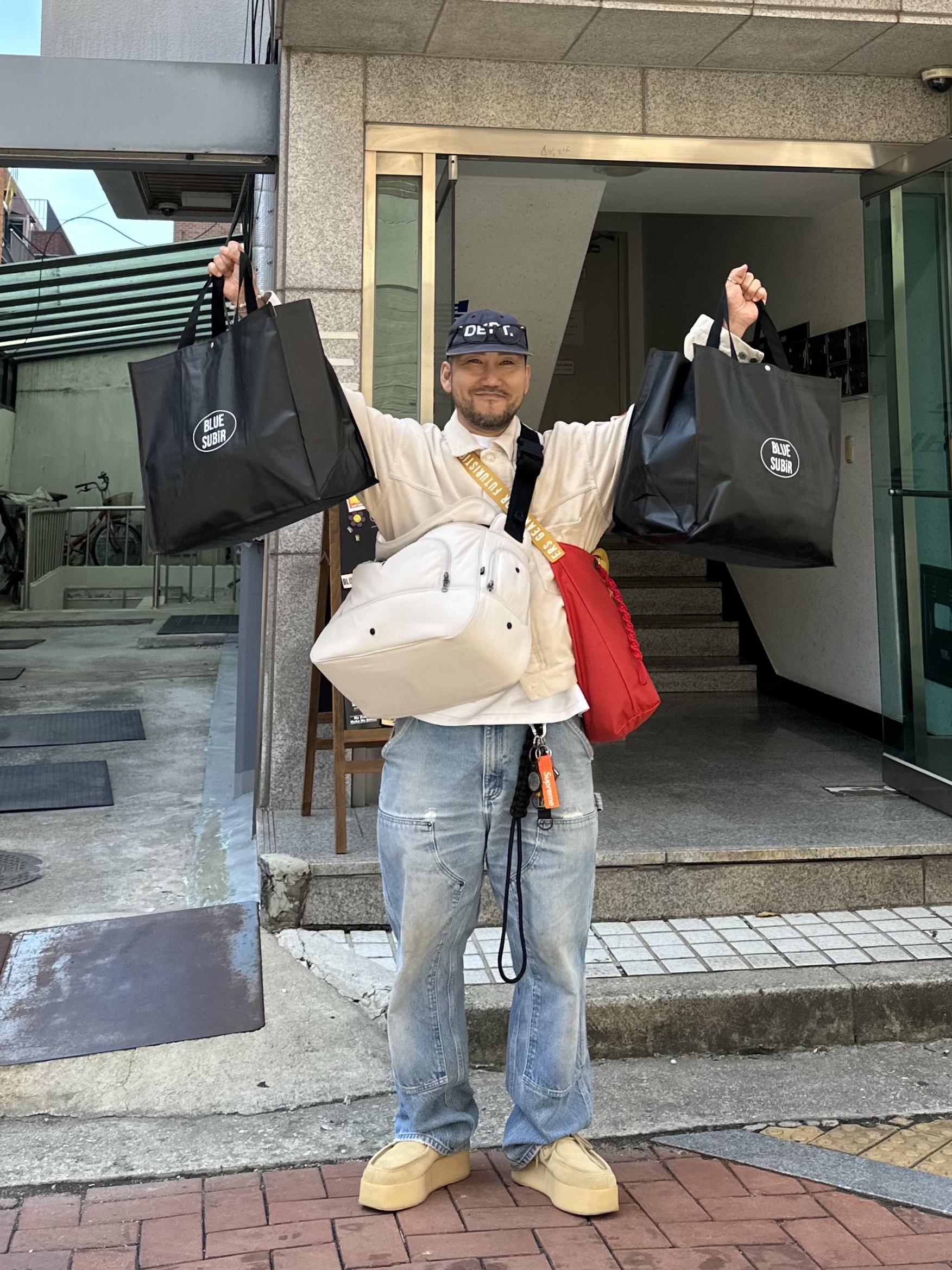 Loewe Wedge Lace-Up in Suede Gold, Gallery Dept. Logo Embroidered Cap White 착용 스타일
