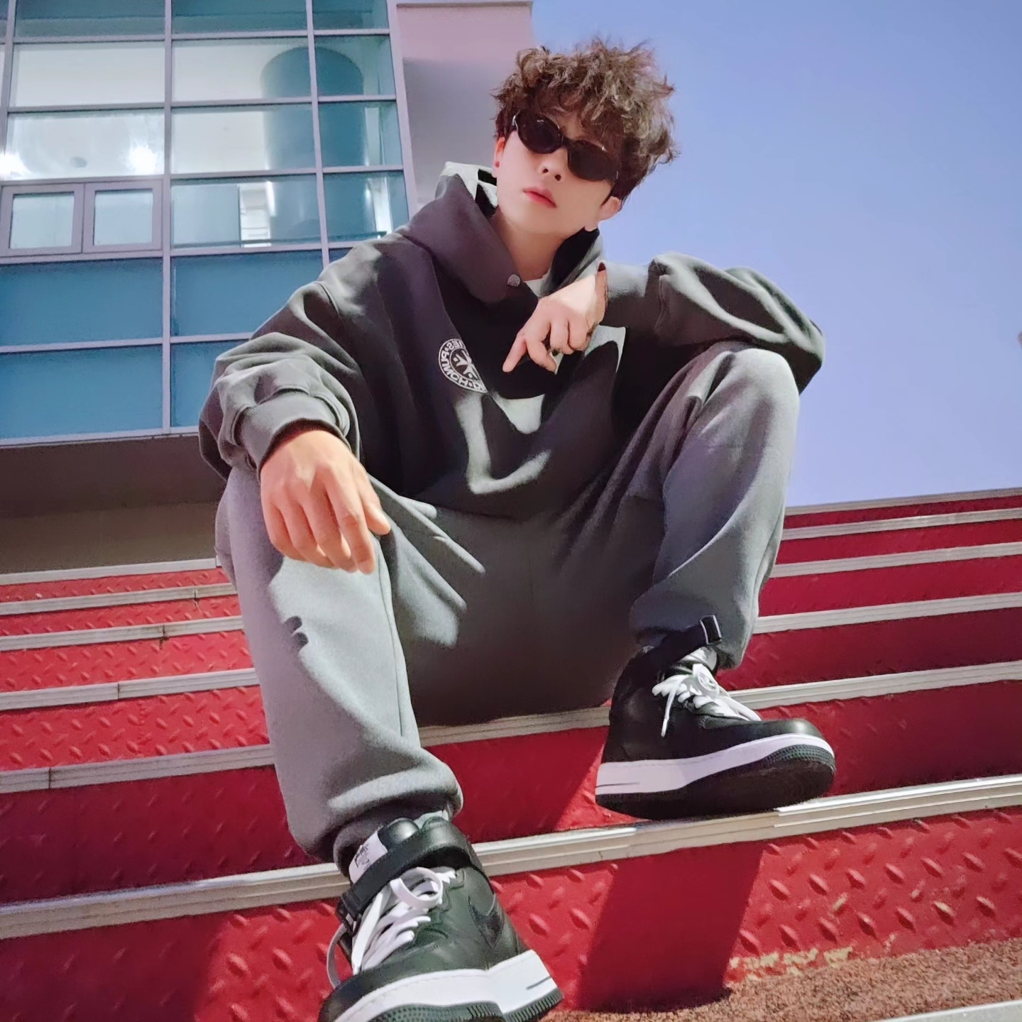 Punch Drunk Parties Circle Logo Garment Dyed Hoodie Charcoal, Nike x Stussy Air Force 1 '07 Mid SP Black 착용 스타일 - 6