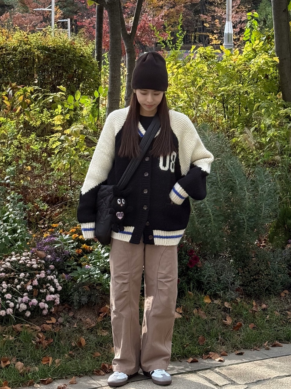 Greenbutter Women 08 Varsity Alpaca Knit Cardigan Black, Youhee Delli Keyring Black 착용 스타일 - 1