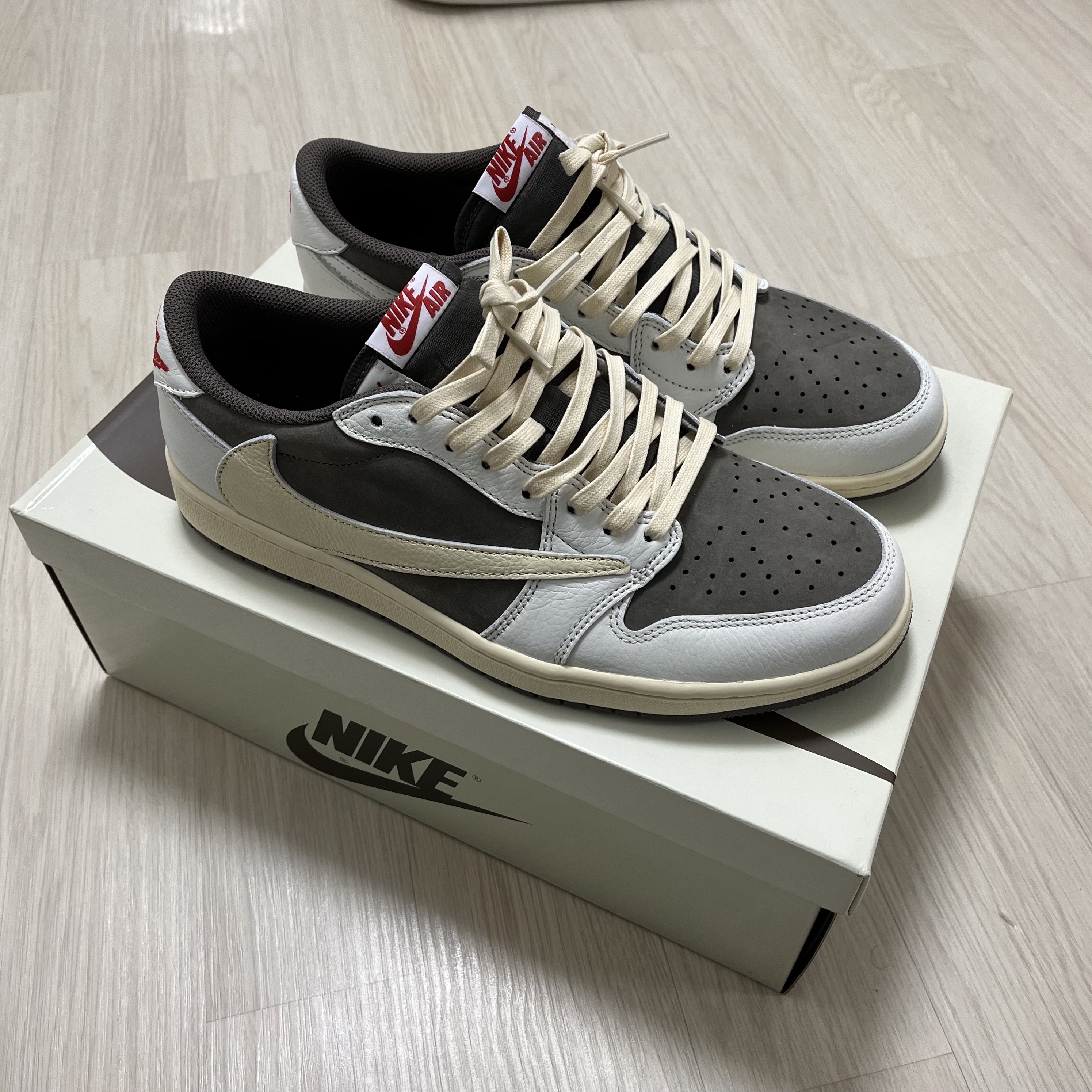 Jordan 1 x Travis Scott Retro Low OG SP Sail and Ridgerock 착용 스타일 - 2