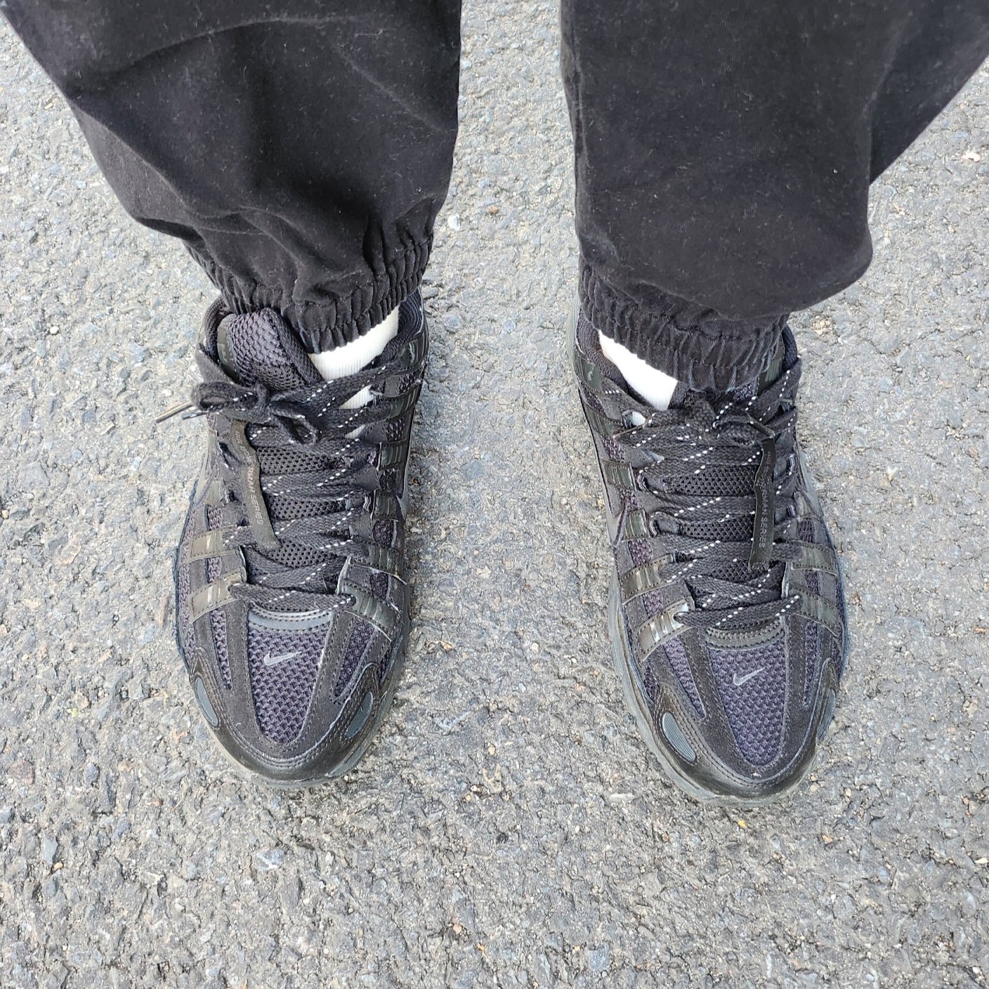 Nike P-6000 PRM Triple Black 착용 스타일