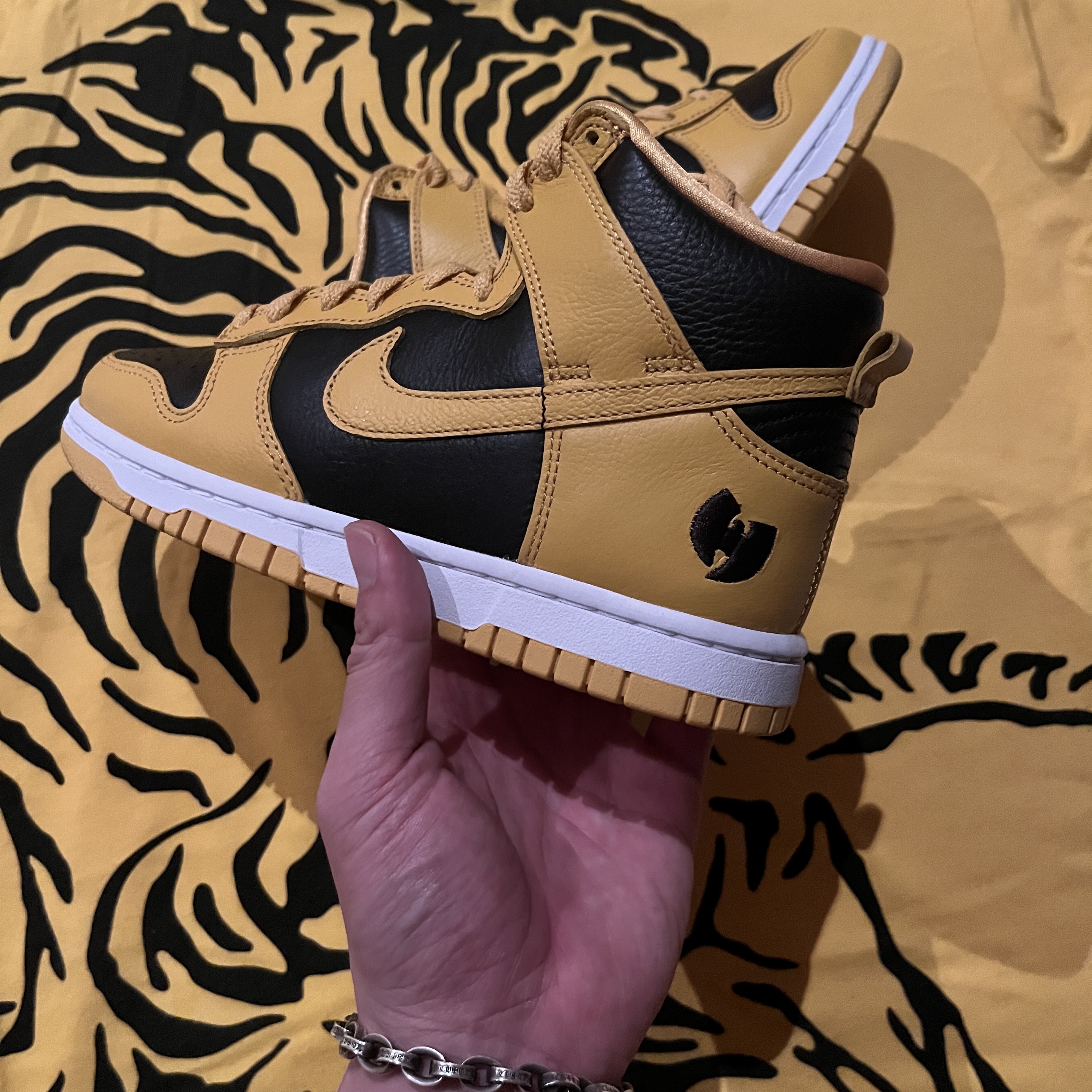 Nike Wu-Tang Clan Dunk High Black and Pollen 착용 스타일 - 2