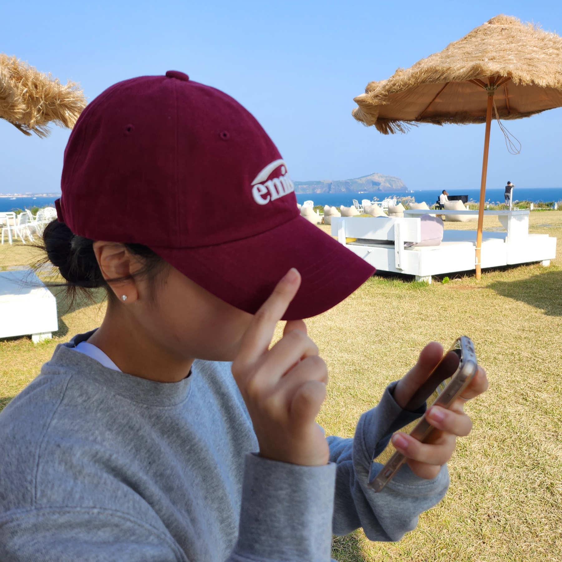 Emis New Logo Emis Cap Burgundy 착용 스타일 - 3