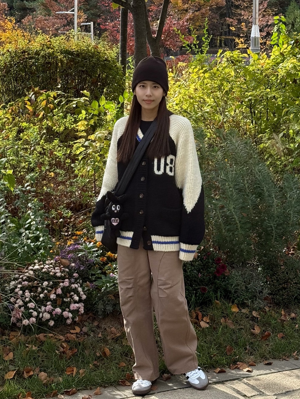 Greenbutter Women 08 Varsity Alpaca Knit Cardigan Black, Youhee Delli Keyring Black 착용 스타일 - 2
