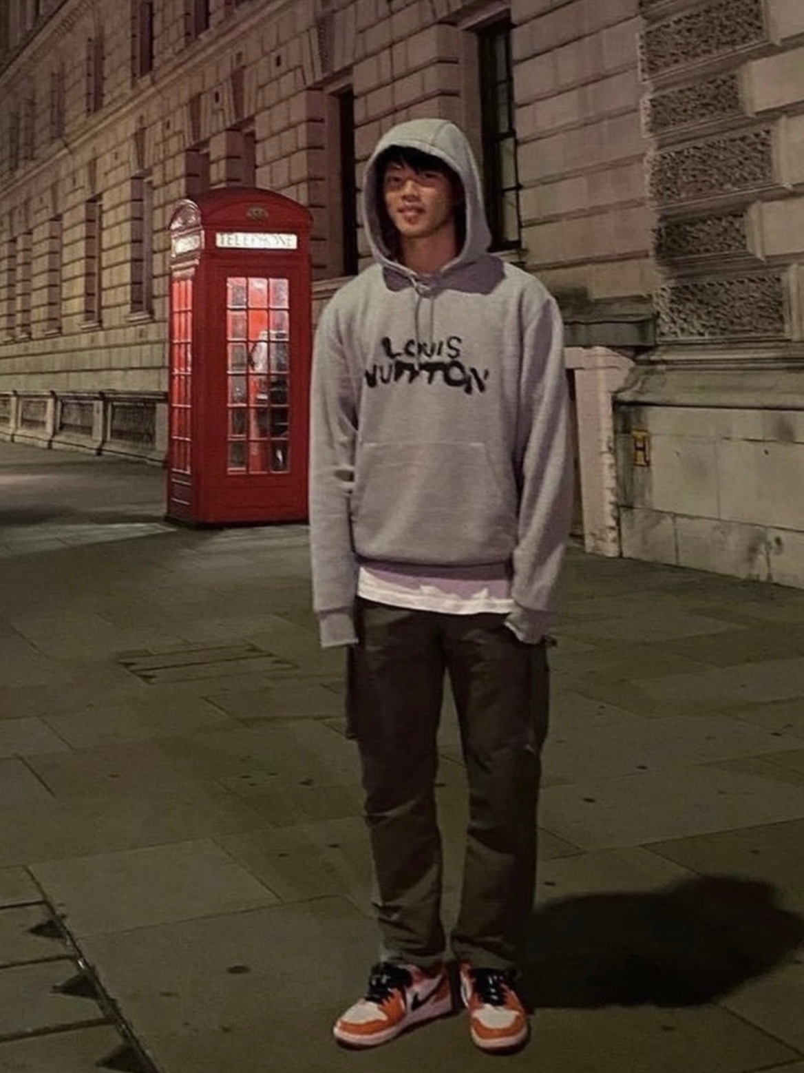 Louis Vuitton Neon Working Man Hoodie Grey 착용 스타일