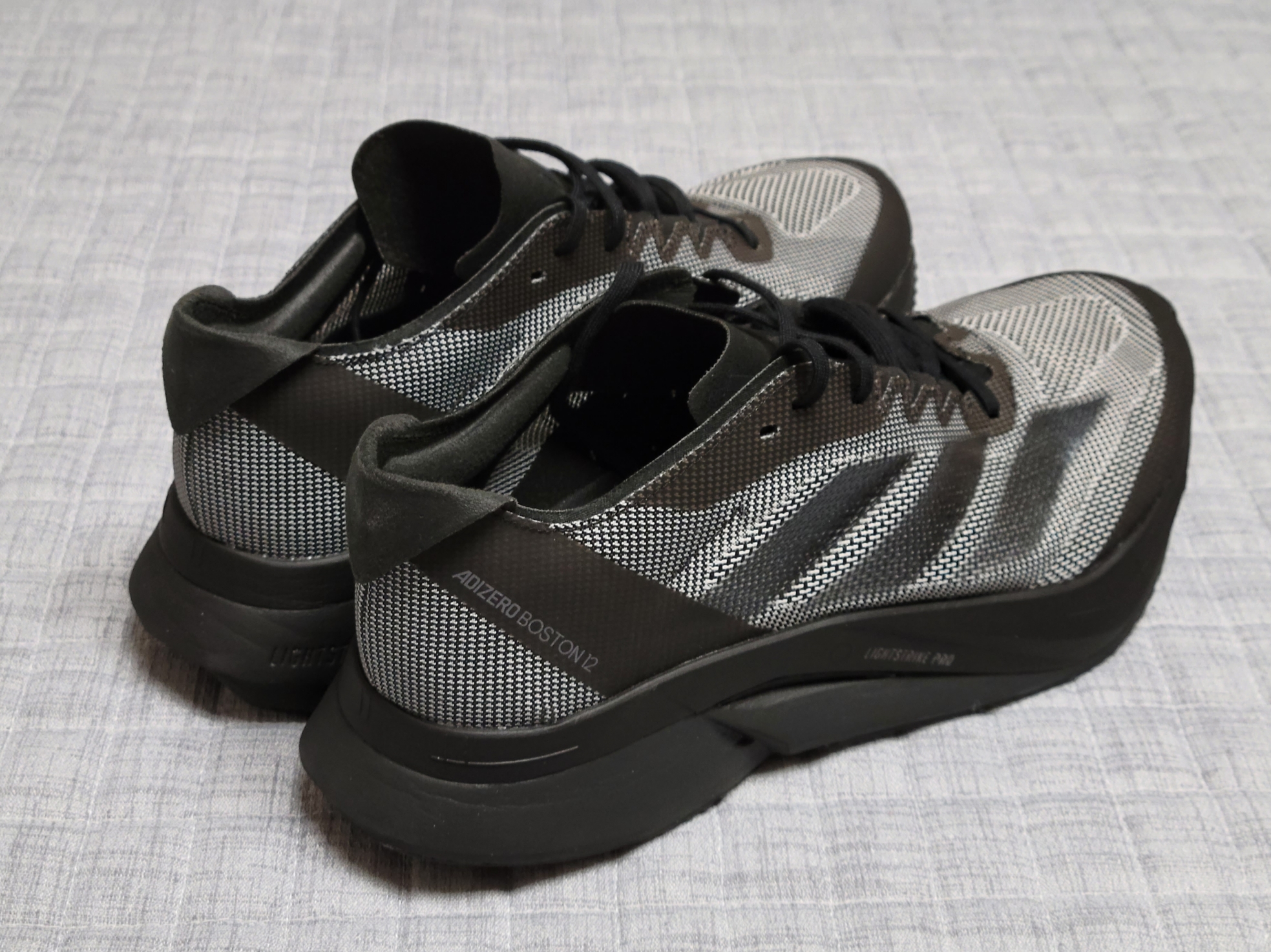 Adidas Adizero Boston 12 Core Black Carbon 착용 스타일 - 3