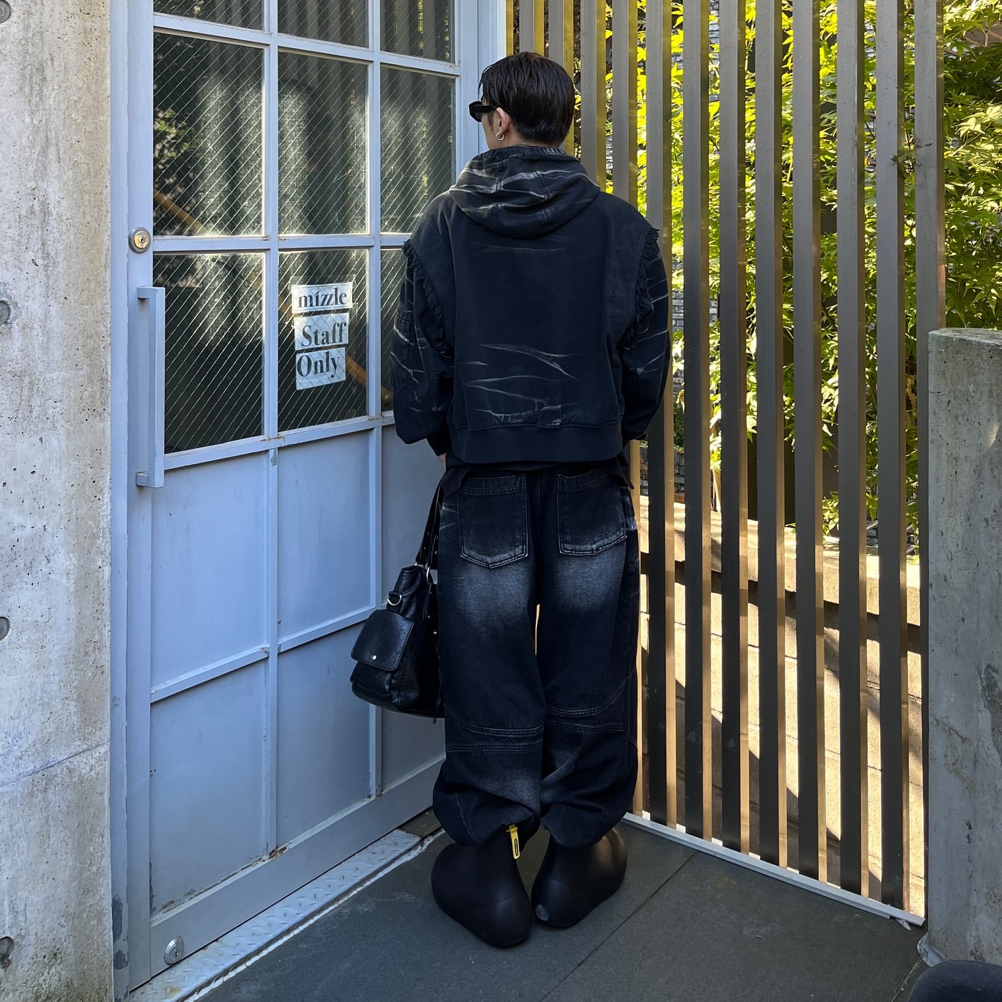 BLR Embossed Wave Washing Wide Denim Pants Black, BLR Embossed Wave Washing Wide Denim Pants Blue 착용 스타일