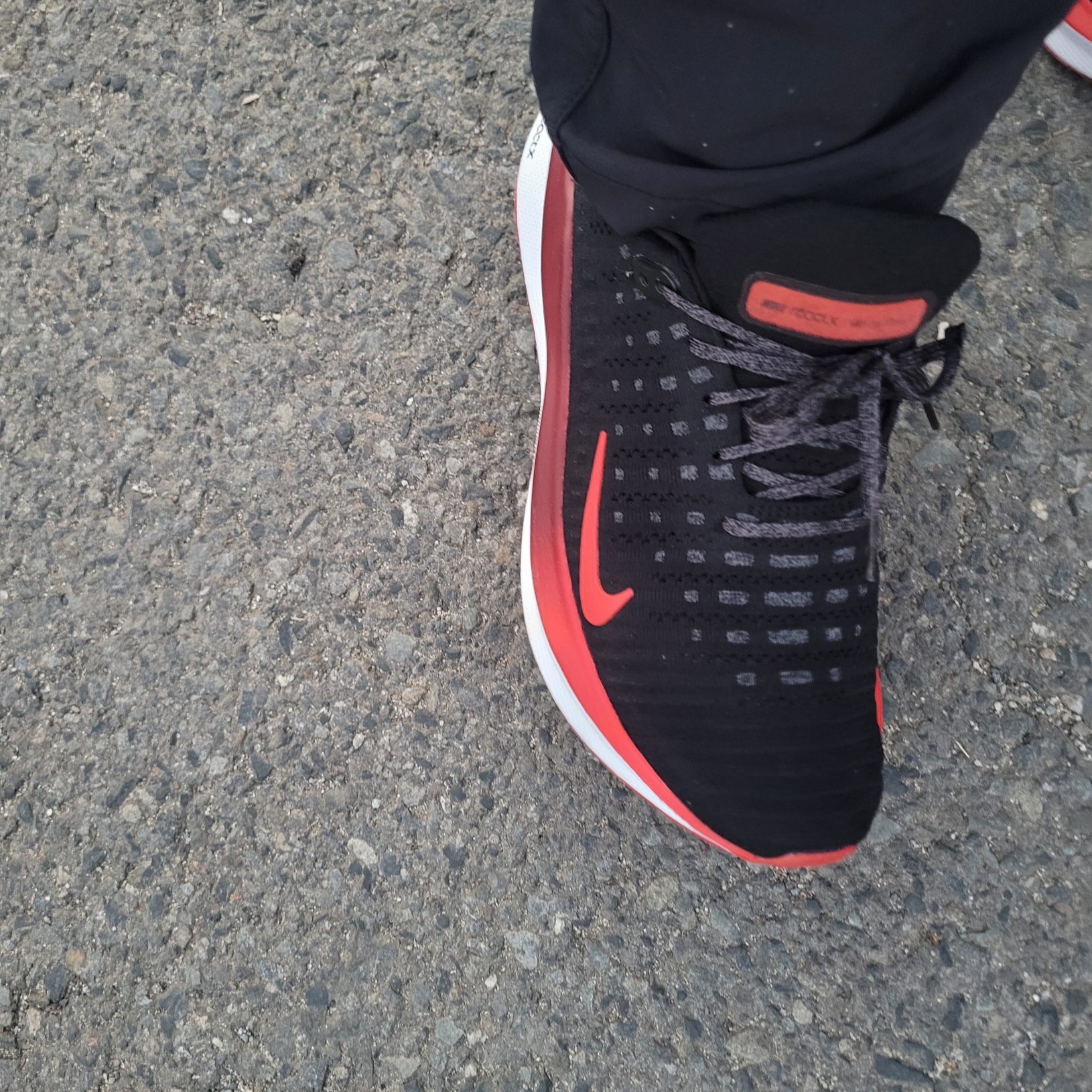 Nike ReactX Infinity Run 4 Black Team Red 착용 스타일