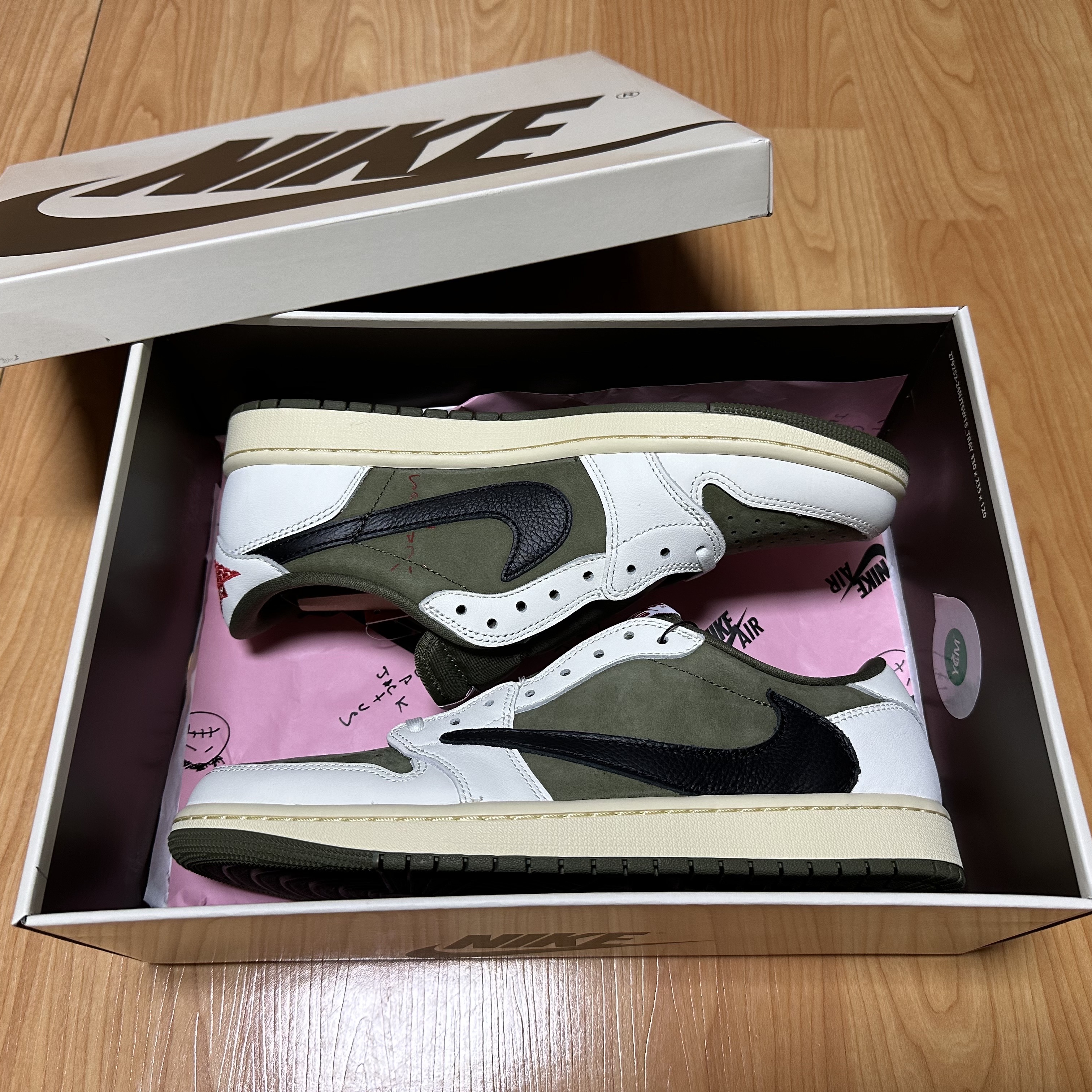 Jordan 1 x Travis Scott Retro Low OG SP Reverse Olive 착용 스타일