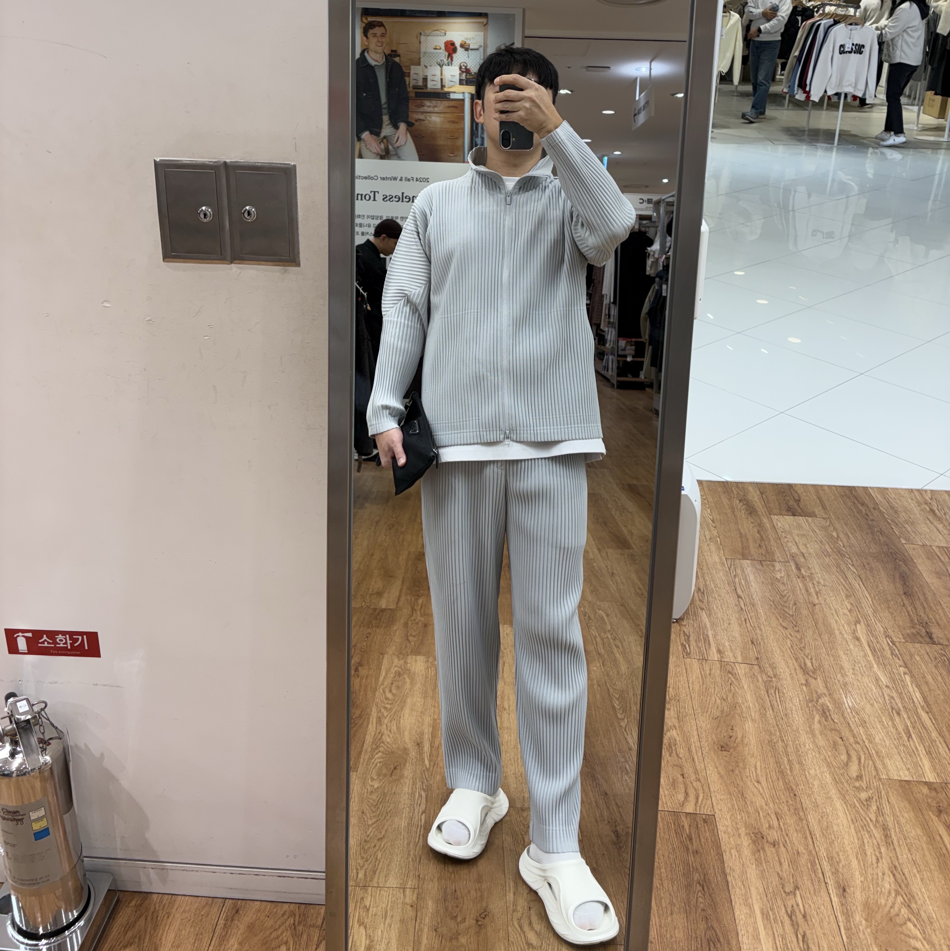 Homme Plisse Issey Miyake Basics Zip Up Jacket Light Gray, Homme Plisse Issey Miyake Basics Straight Pants Light Gray 착용 스타일