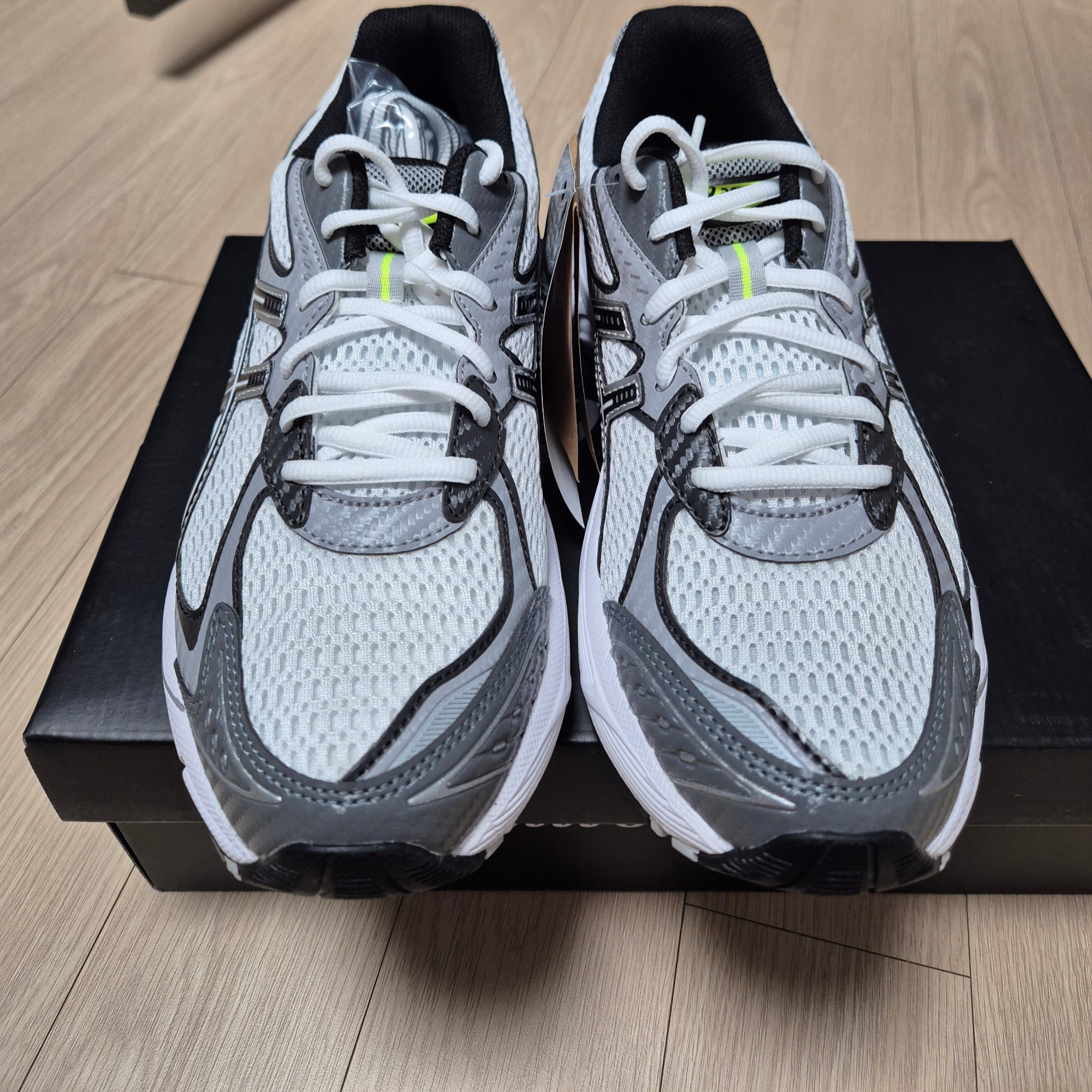 Asics x JJJJound GT-2160 White Black 착용 스타일 - 4