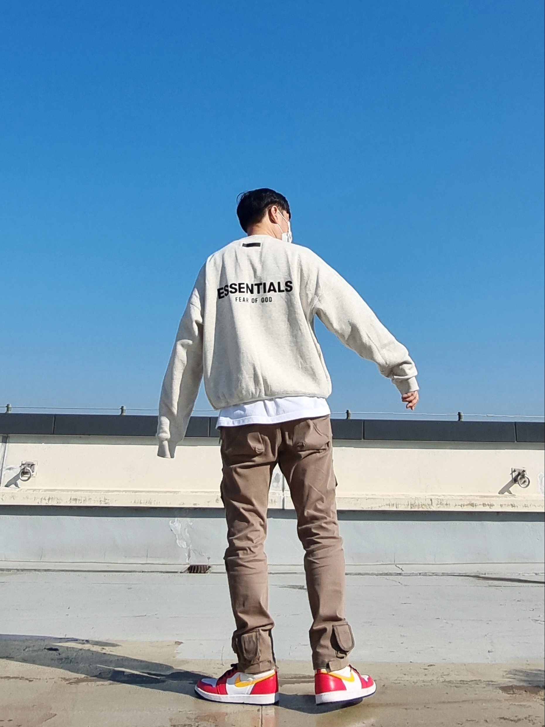 Essentials The Core Collection Long Sleeve T-Shirt Light Oatmeal, Grailz Flight Pocket Pants Tan 착용 스타일 - 3