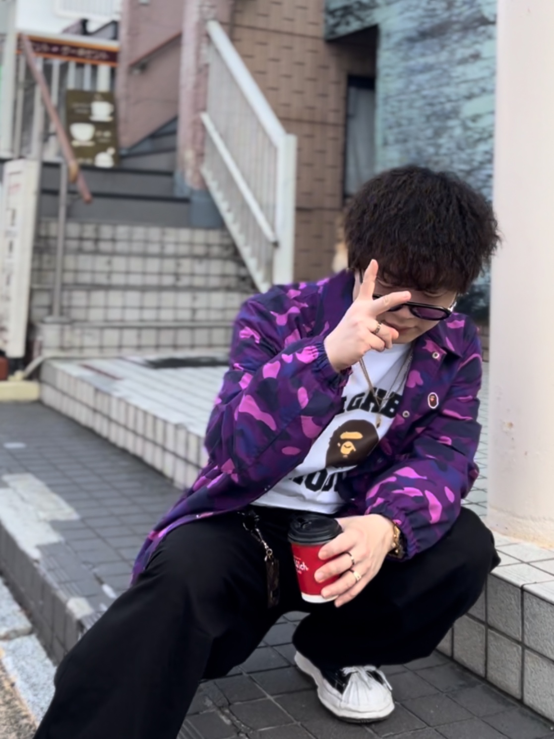 BAPE x Neighborhood T-Shirt White, Maison Mihara Yasuhiro Blakey OG Sole Canvas Low-top Sneakers Black 착용 스타일 - 1