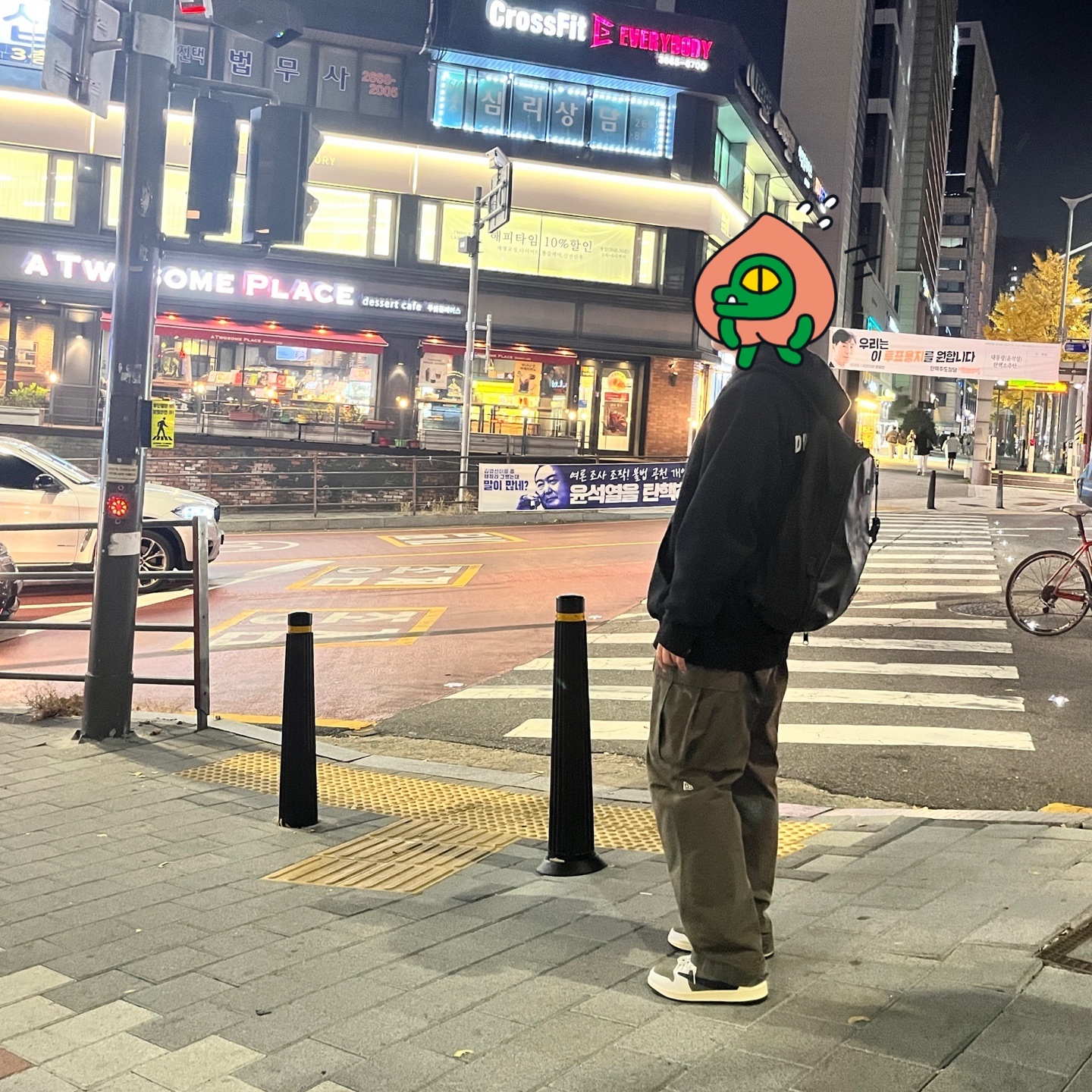 Jordan 1 x Travis Scott Retro Low OG SP Reverse Olive, Ader Error x Eastpak Pak’r Backpack Black 착용 스타일 - 1