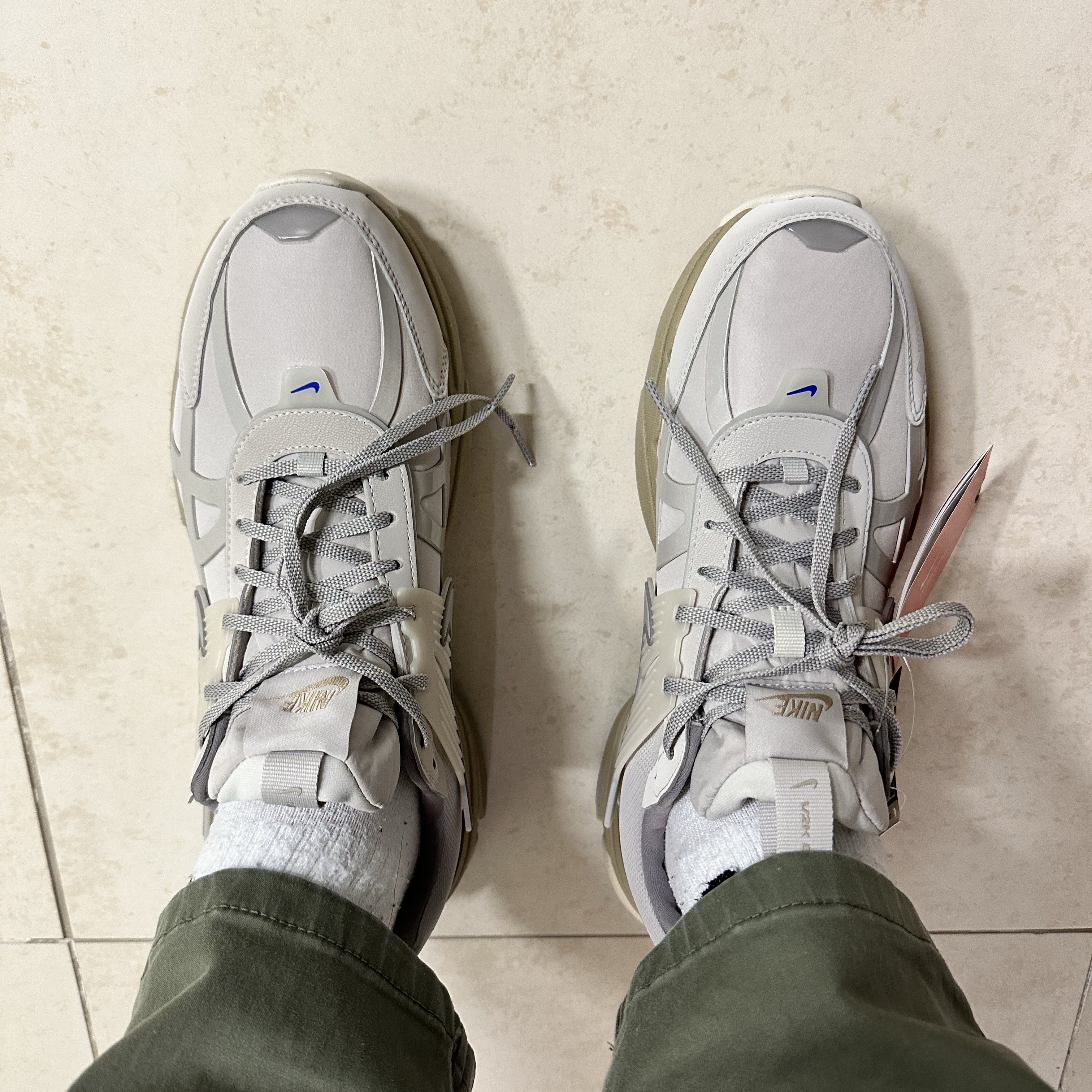 (W) Nike V2K Run Gore-Tex Light Iron Ore Light Bone 착용 스타일