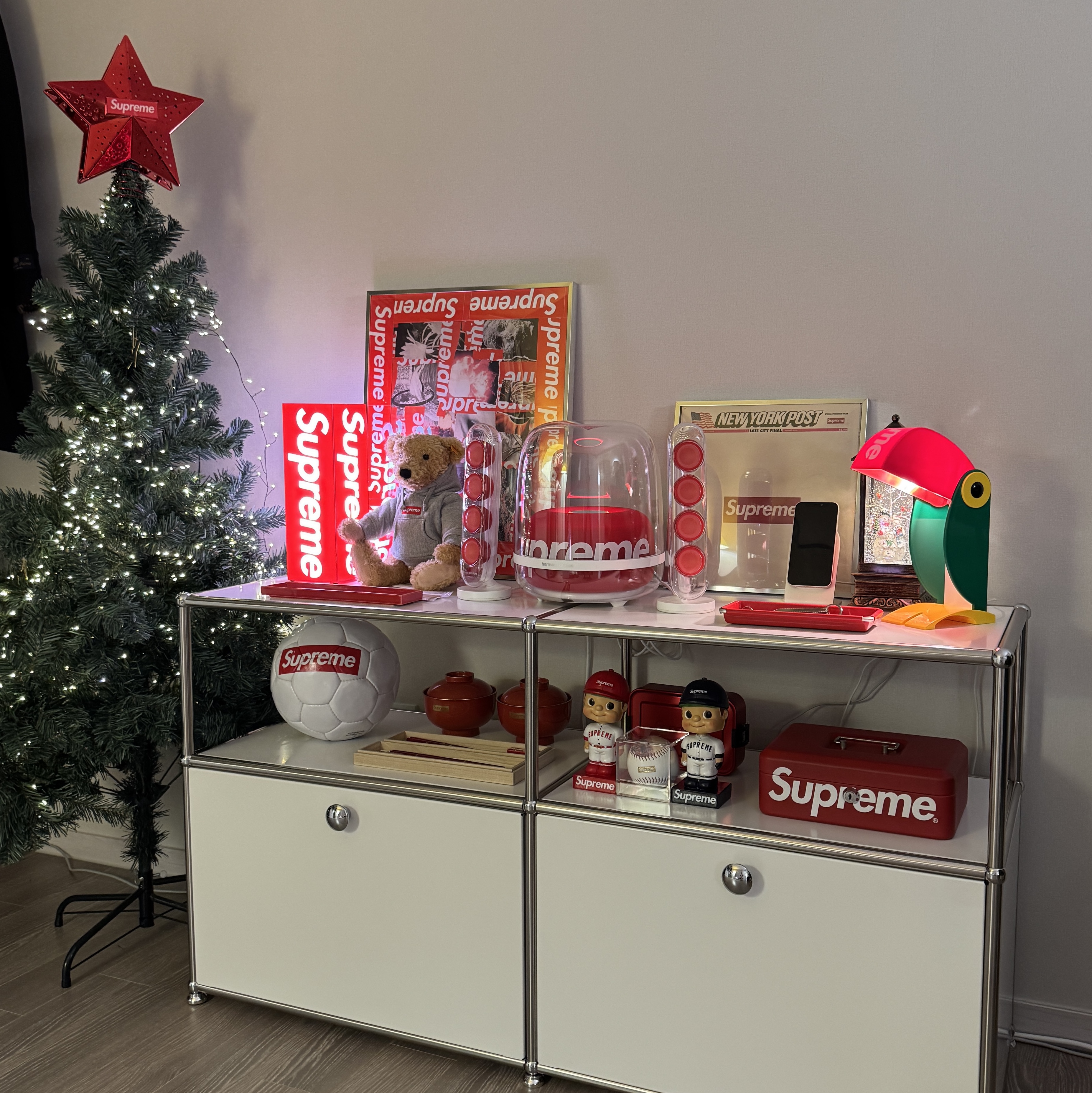 Supreme x Linea Zero Toucan Lamp Multicolor - 24SS, Supreme Box Logo Lamp Red (Korean Ver.) - 23FW 착용 스타일 - 1