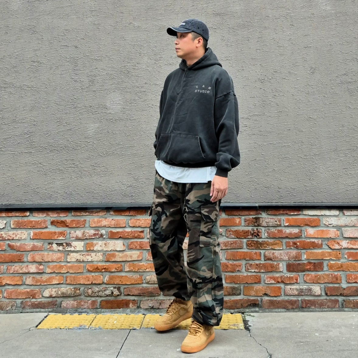 Nike Air Force 1 High Wheat 2015, IAB Studio Pigment Hoodie Black 착용 스타일 - 3