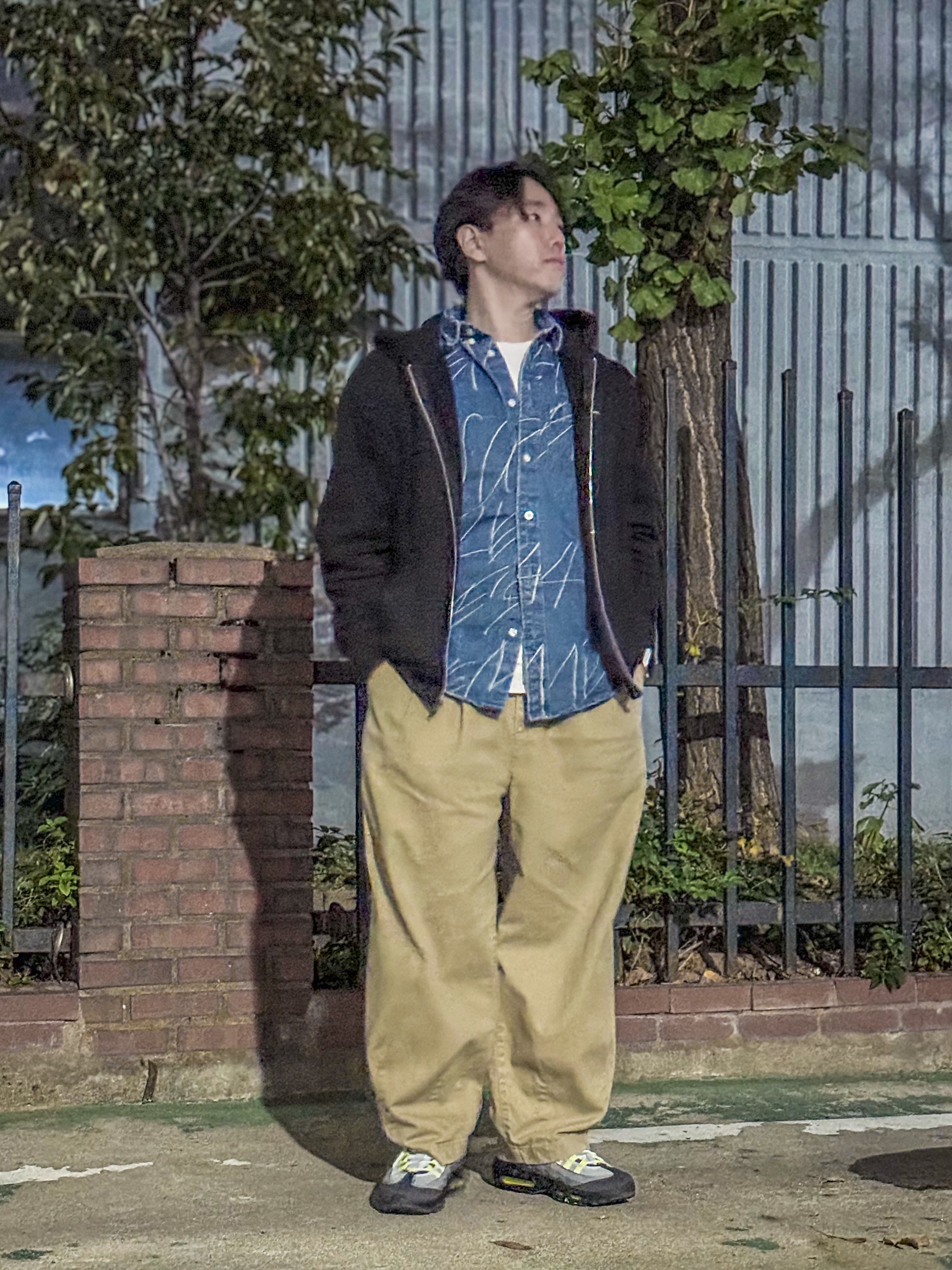 Supreme Small Box Zip Up Hooded Sweatshirt Black - 21SS, Supreme Handwriting Jacquard Denim Shirt Washed Indigo - 23FW 착용 스타일