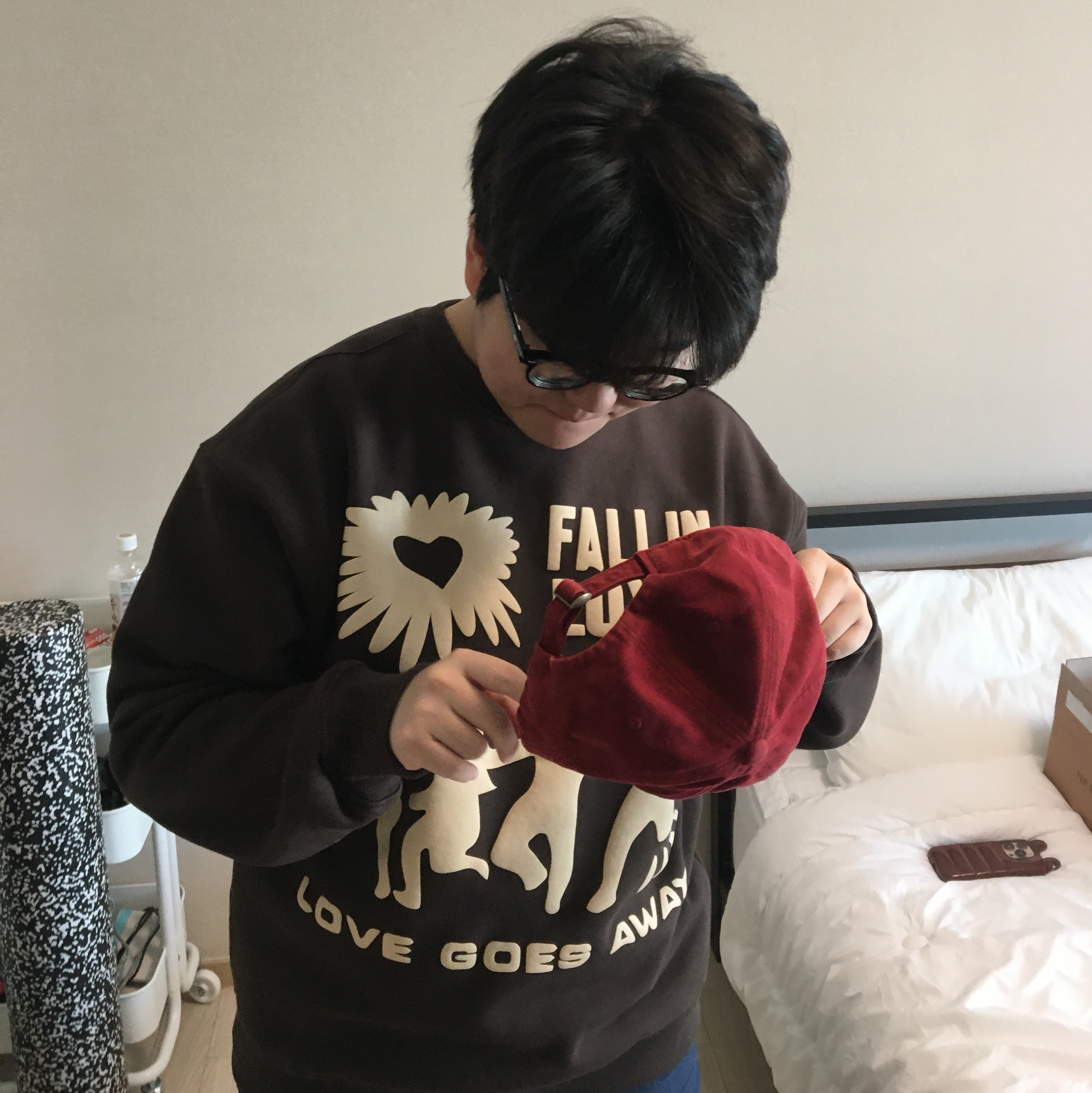 POTS Love Gone Sweatshirt Brown 착용 스타일