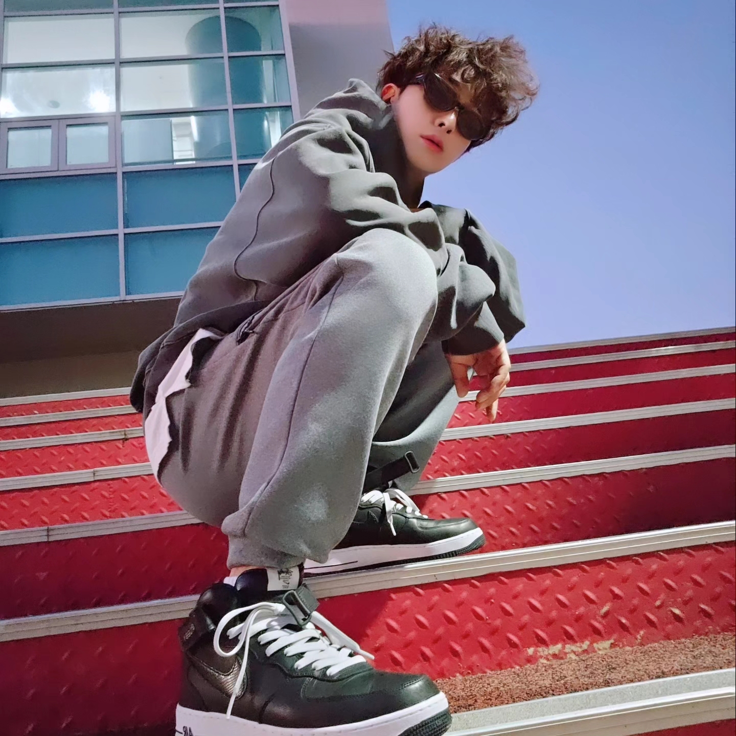 Punch Drunk Parties Circle Logo Garment Dyed Hoodie Charcoal, Nike x Stussy Air Force 1 '07 Mid SP Black 착용 스타일 - 5