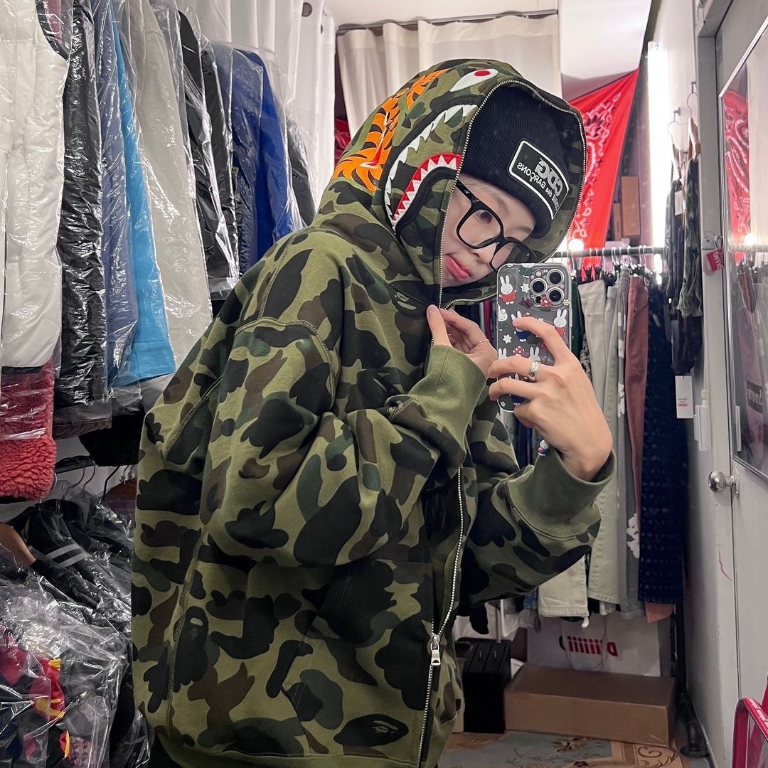 (W) BAPE 1st Camo Shark Full Zip Hoodie Green 착용 스타일 - 2