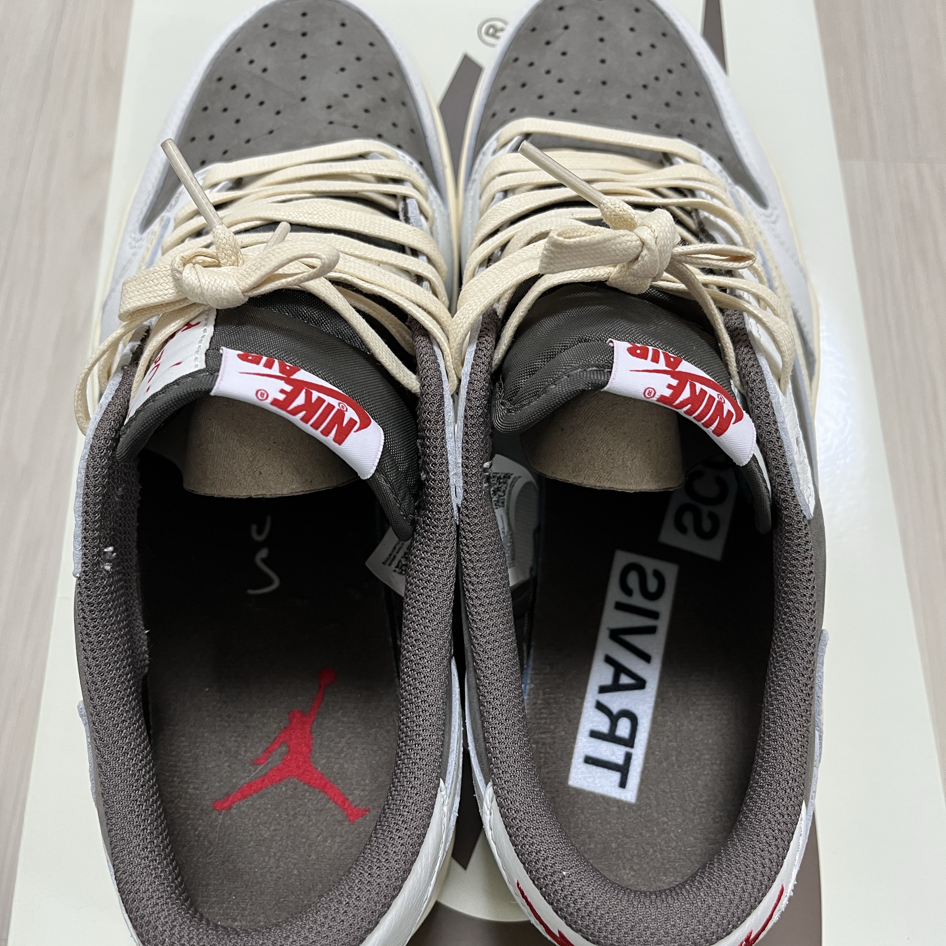 Jordan 1 x Travis Scott Retro Low OG SP Sail and Ridgerock 착용 스타일 - 4