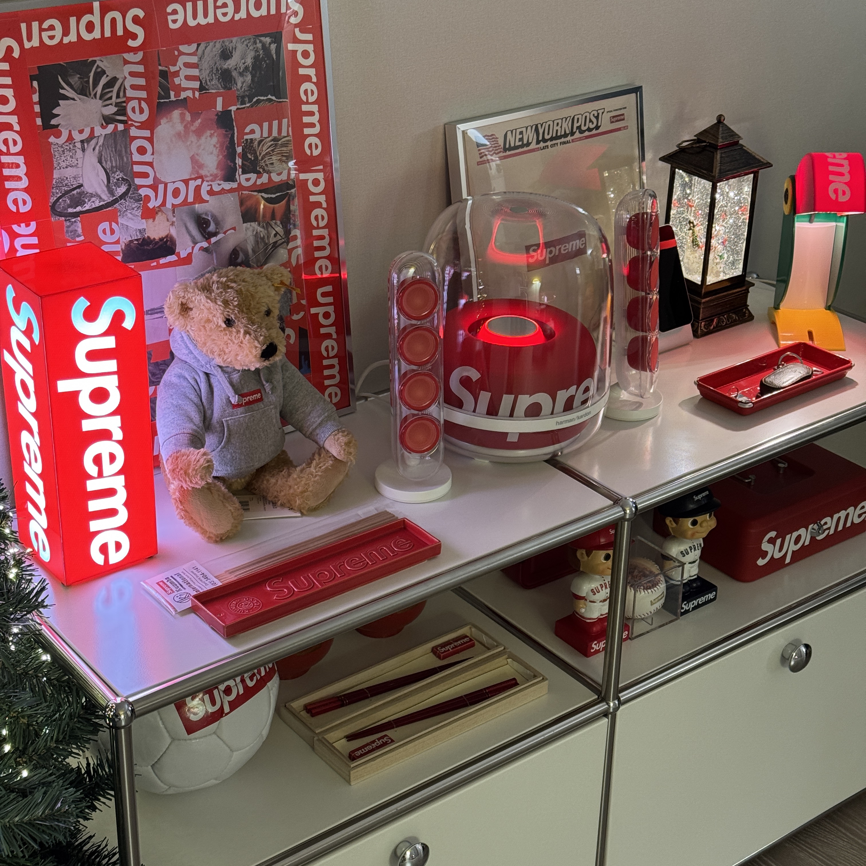 Supreme x Linea Zero Toucan Lamp Multicolor - 24SS, Supreme Box Logo Lamp Red (Korean Ver.) - 23FW 착용 스타일 - 3