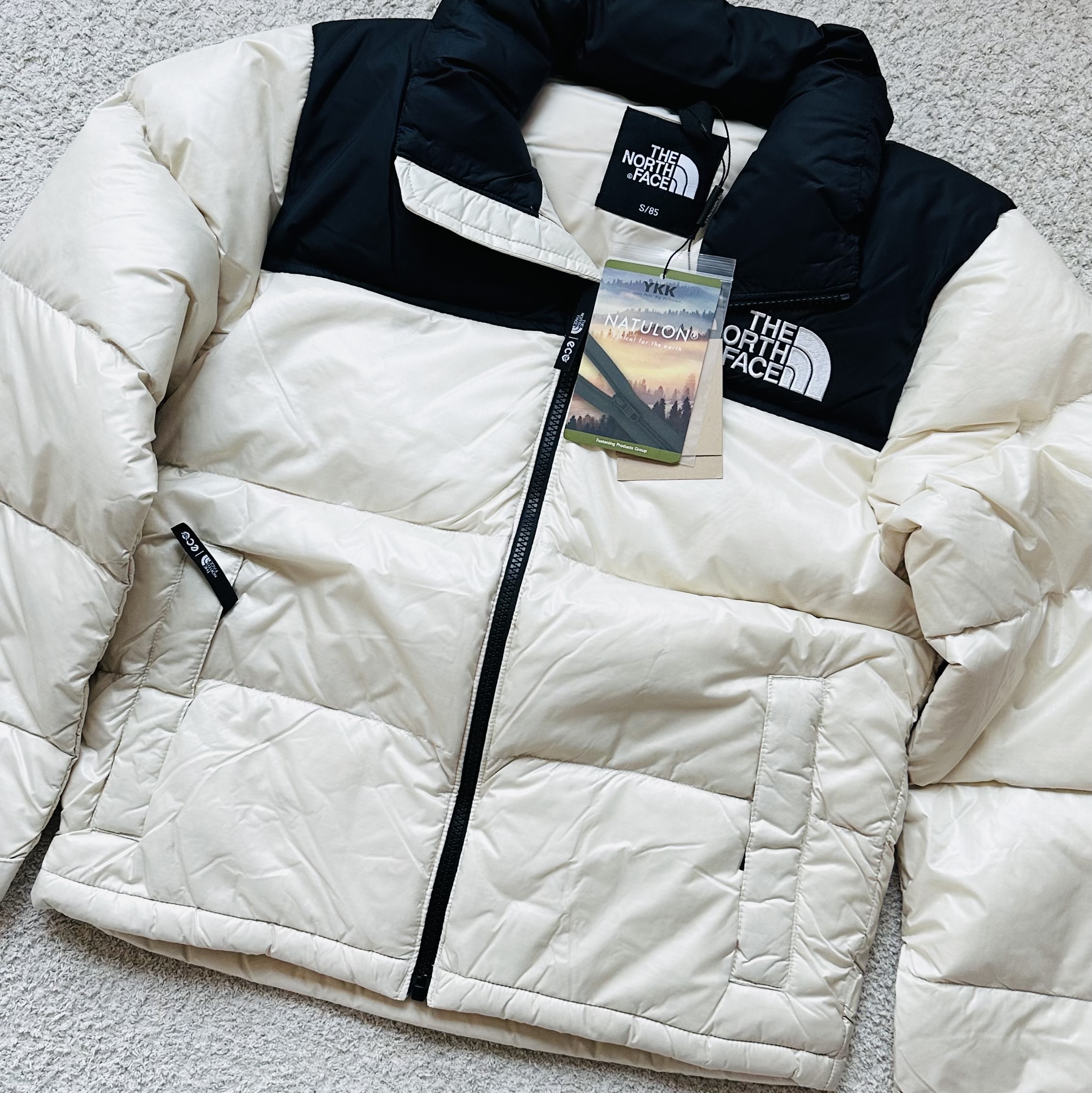 (W) The North Face 1996 Eco Nuptse Jacket Cream 착용 스타일