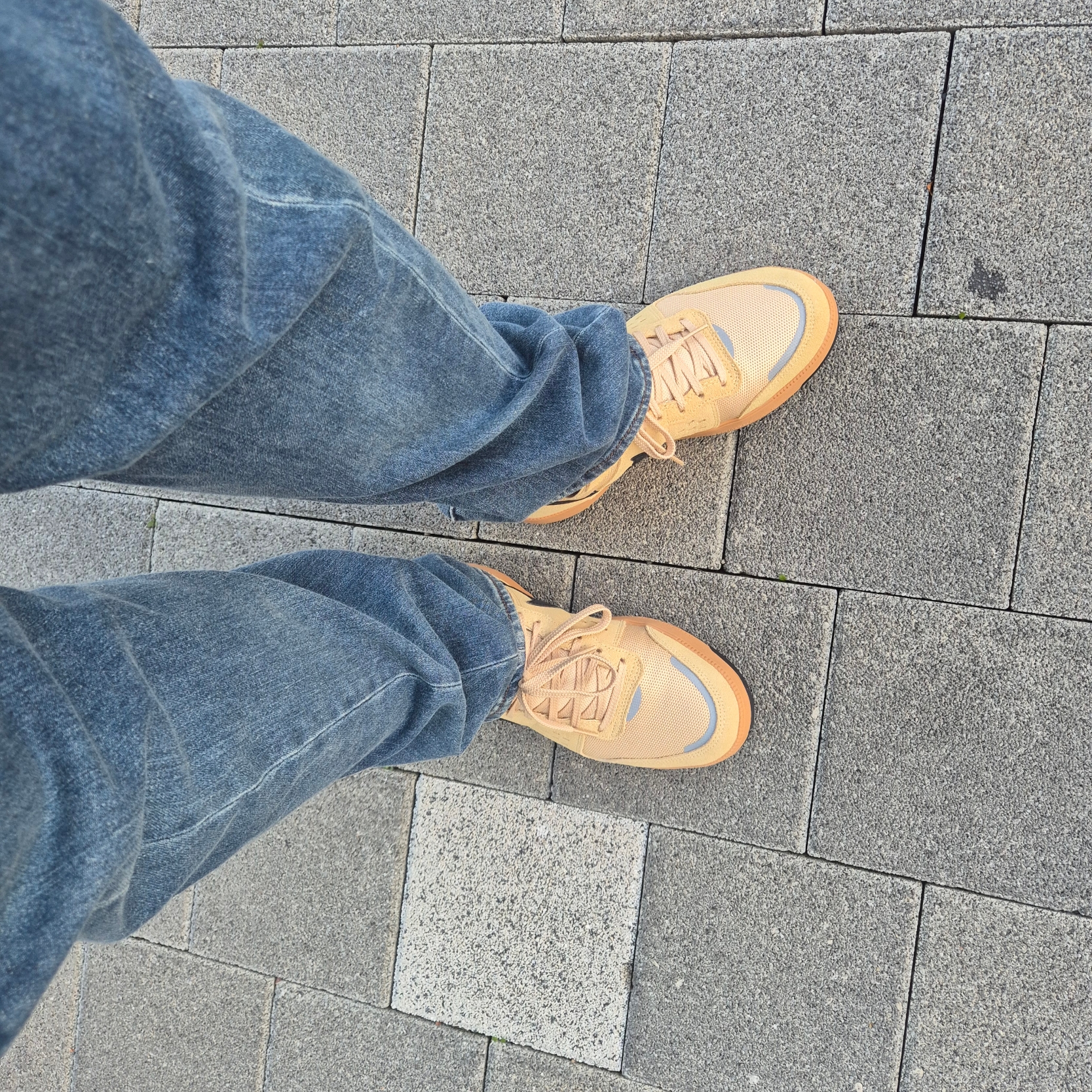 Nike C1TY Brownstone Flax Sesame 착용 스타일