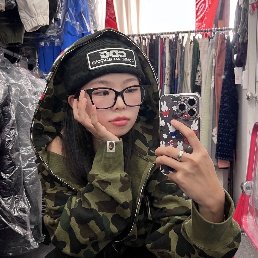 (W) BAPE 1st Camo Shark Full Zip Hoodie Green 착용 스타일 - 3