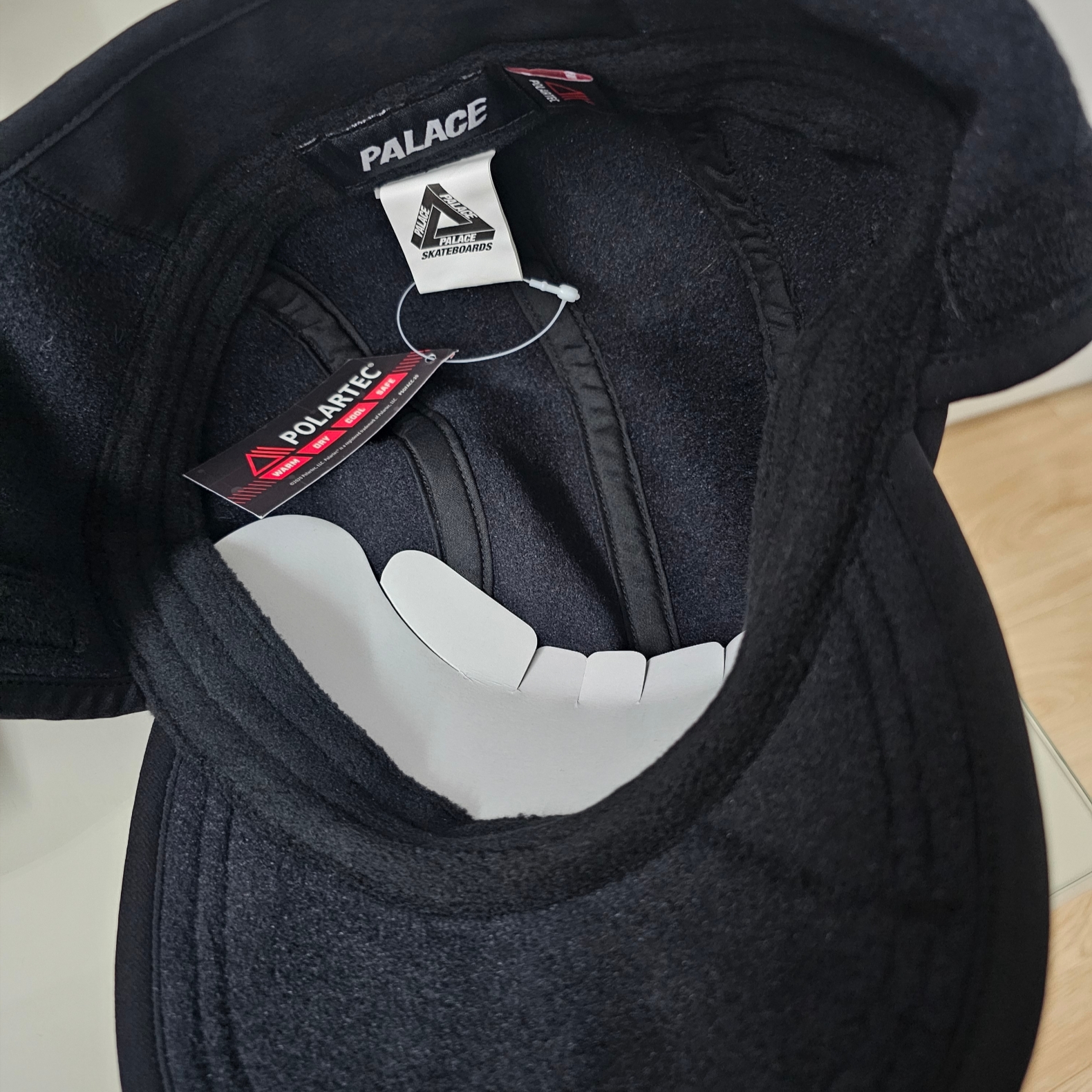 Palace Polartec Mask 5-Panel Black - 24FW 착용 스타일 - 3