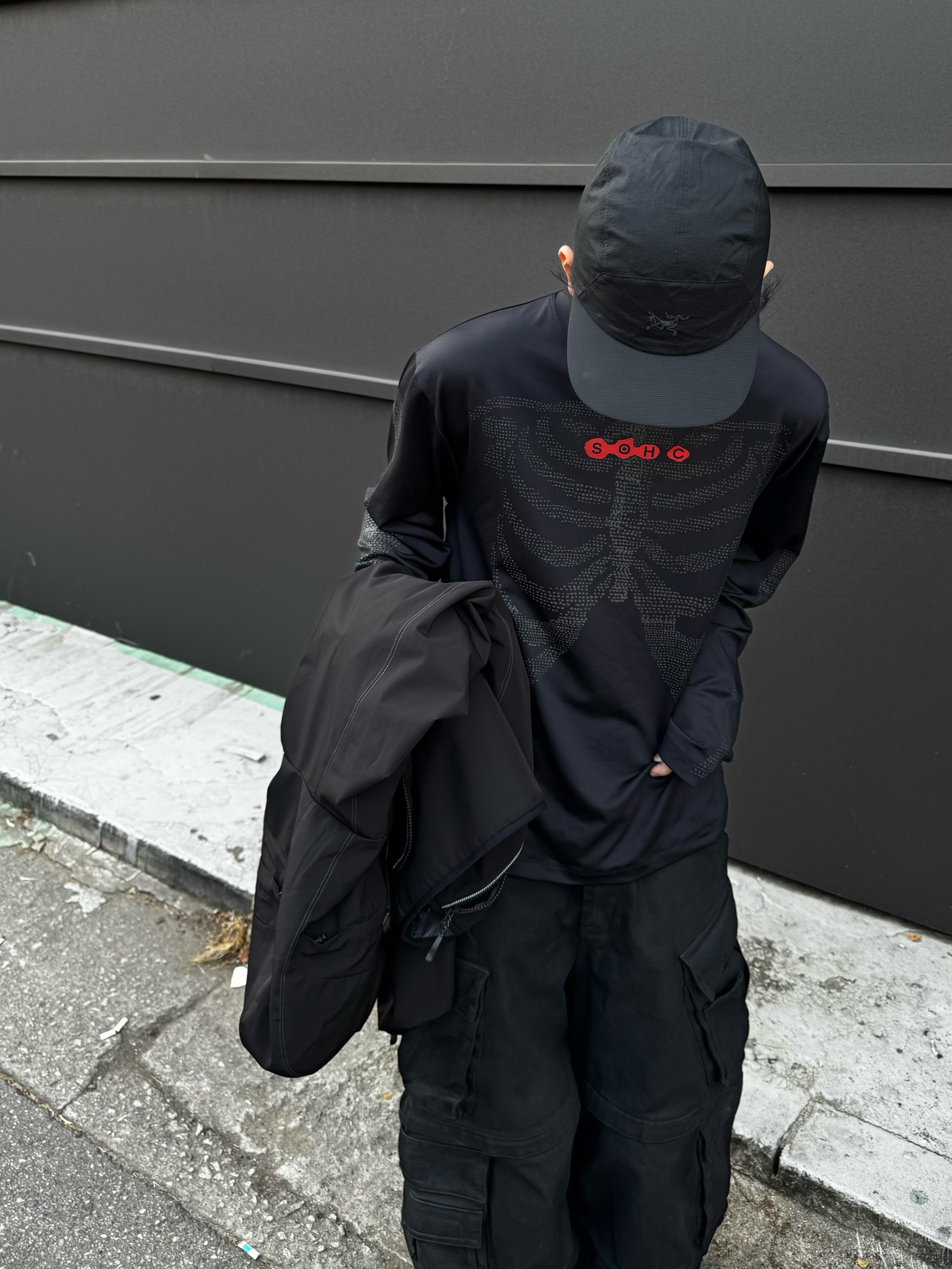Project G/R Oversized Convertible Cargo Pants Coated Black, Balenciaga Defender Sneakers Black 착용 스타일 - 5
