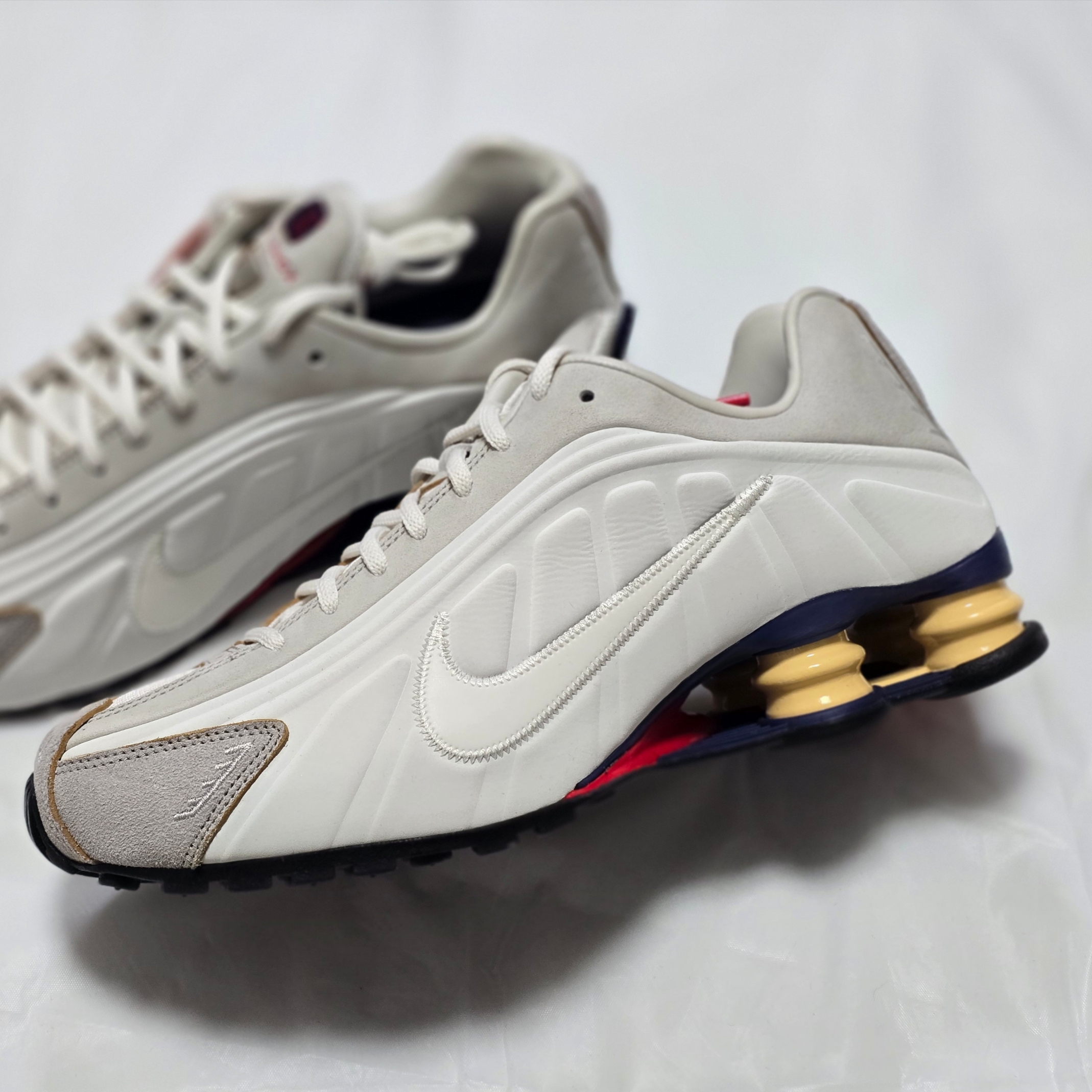 Nike Shox R4 PRM Light Iron Ore and Phantom 착용 스타일