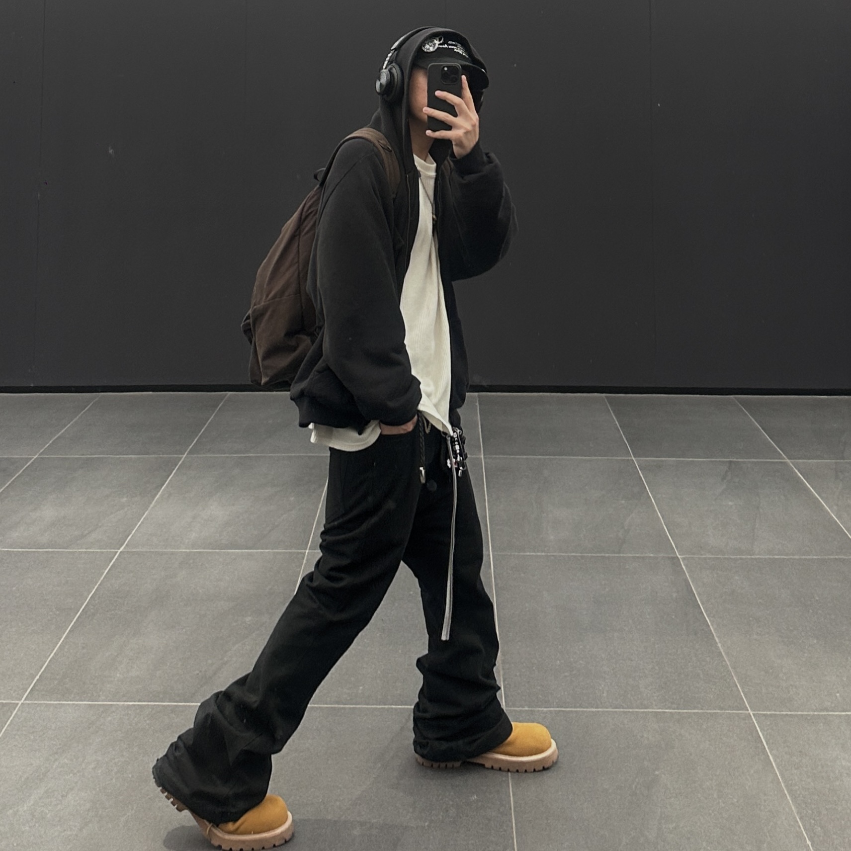 Yeezy YZY Zip-Up Hoodie Black, Nonnod Flared Pants Black 착용 스타일 - 2