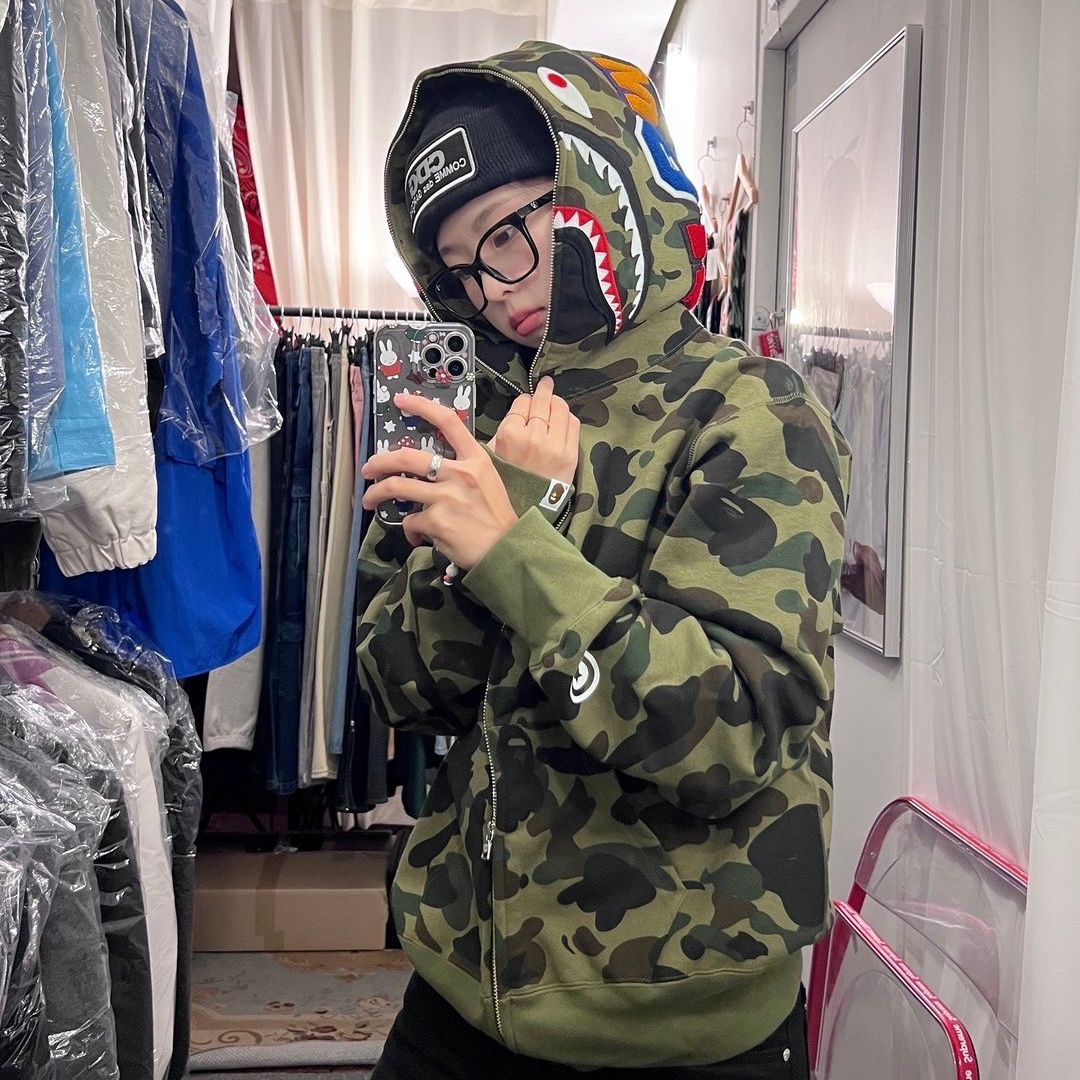 (W) BAPE 1st Camo Shark Full Zip Hoodie Green 착용 스타일 - 1