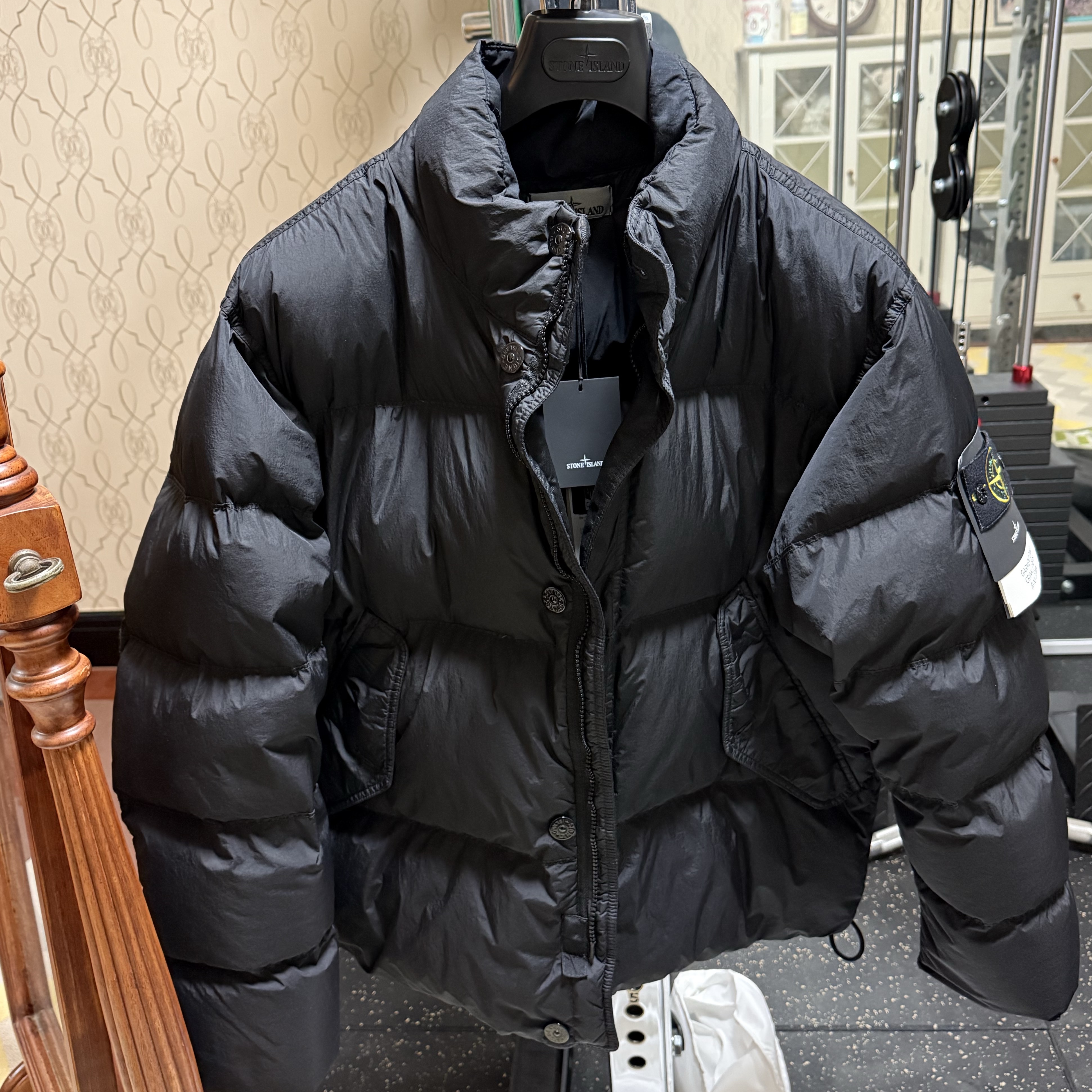 Stone Island 40123 Garment Dyed Crinkle Reps R-NY Down Jacket Black - 24FW 착용 스타일