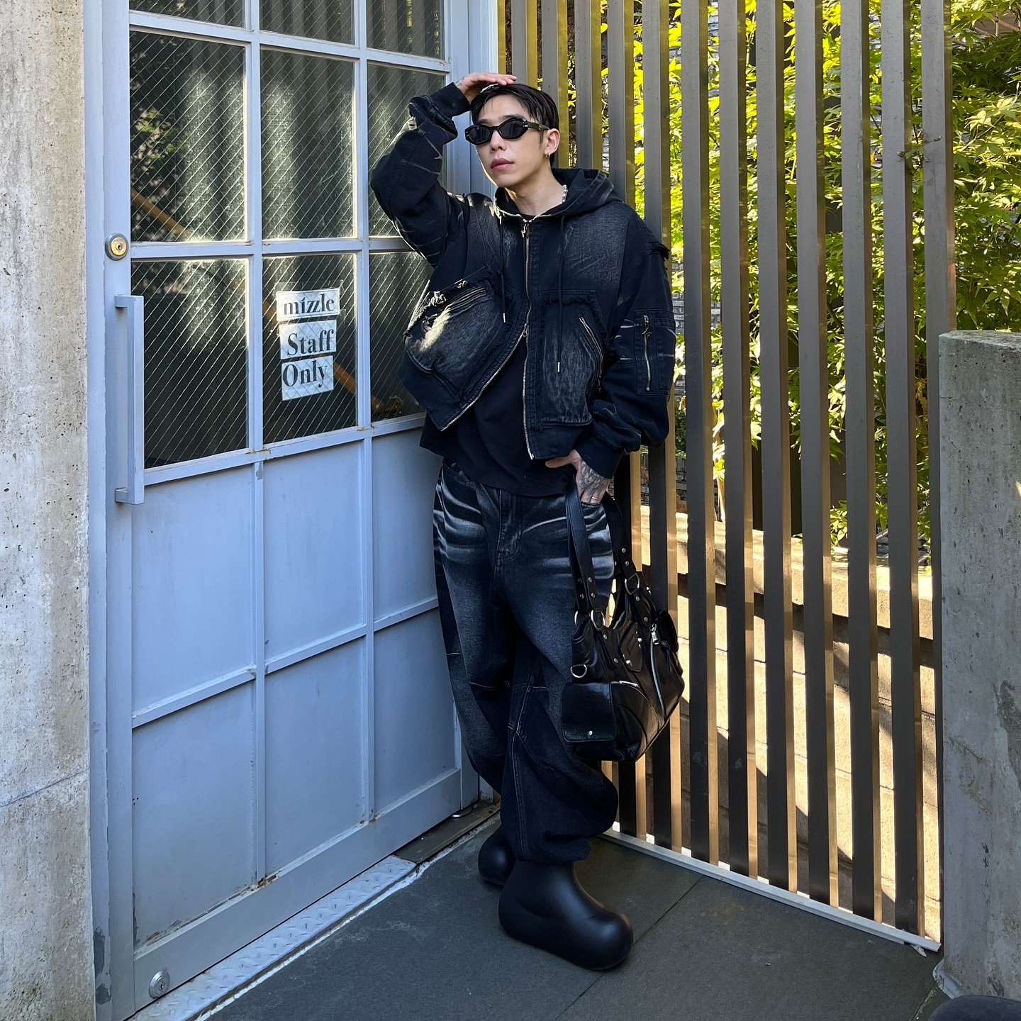 BLR Embossed Wave Washing Wide Denim Pants Black, BLR Embossed Wave Washing Wide Denim Pants Blue 착용 스타일